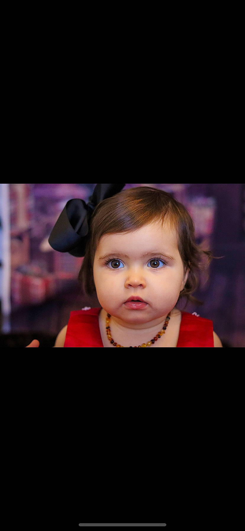 Louna a rejoint le concours — aidez-le/la à gagner de superbes lots ! cheek, child, darkness, electric_blue, event, eyelash, face, facial_expression, fashion_accessory, flash_photography, fun, happy, head, lip, magenta, person, portrait, portrait_photography, recreation, sitting