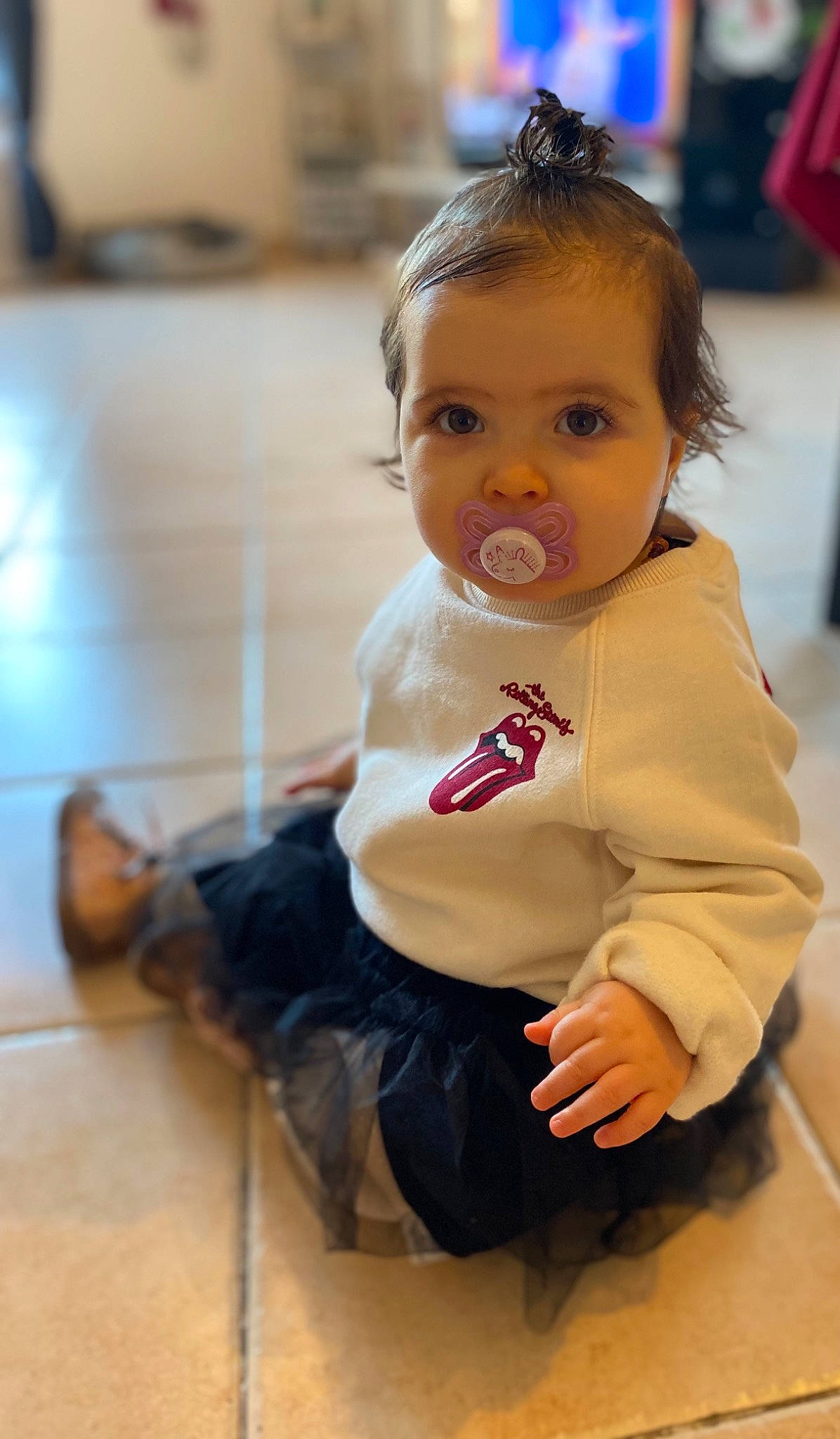 Louna participe au concours pour gagner de l'argent avec cette photo : baby, baby_toddler_clothing, cheek, child, event, eye, floor, flooring, fun, hairstyle, happy, human_leg, knee, leisure, person, sitting, skin, sleeve, standing, toddler