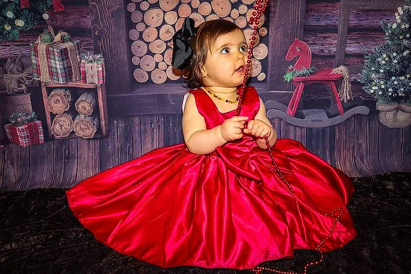 Louna participe au concours pour gagner de l'argent avec cette photo : baby_toddler_clothing, day_dress, dress, embellishment, event, fashion_design, flash_photography, formal_wear, hair, happy, head, magenta, one_piece_garment, person, pink, purple, ruffle, sleeve, standing, textile