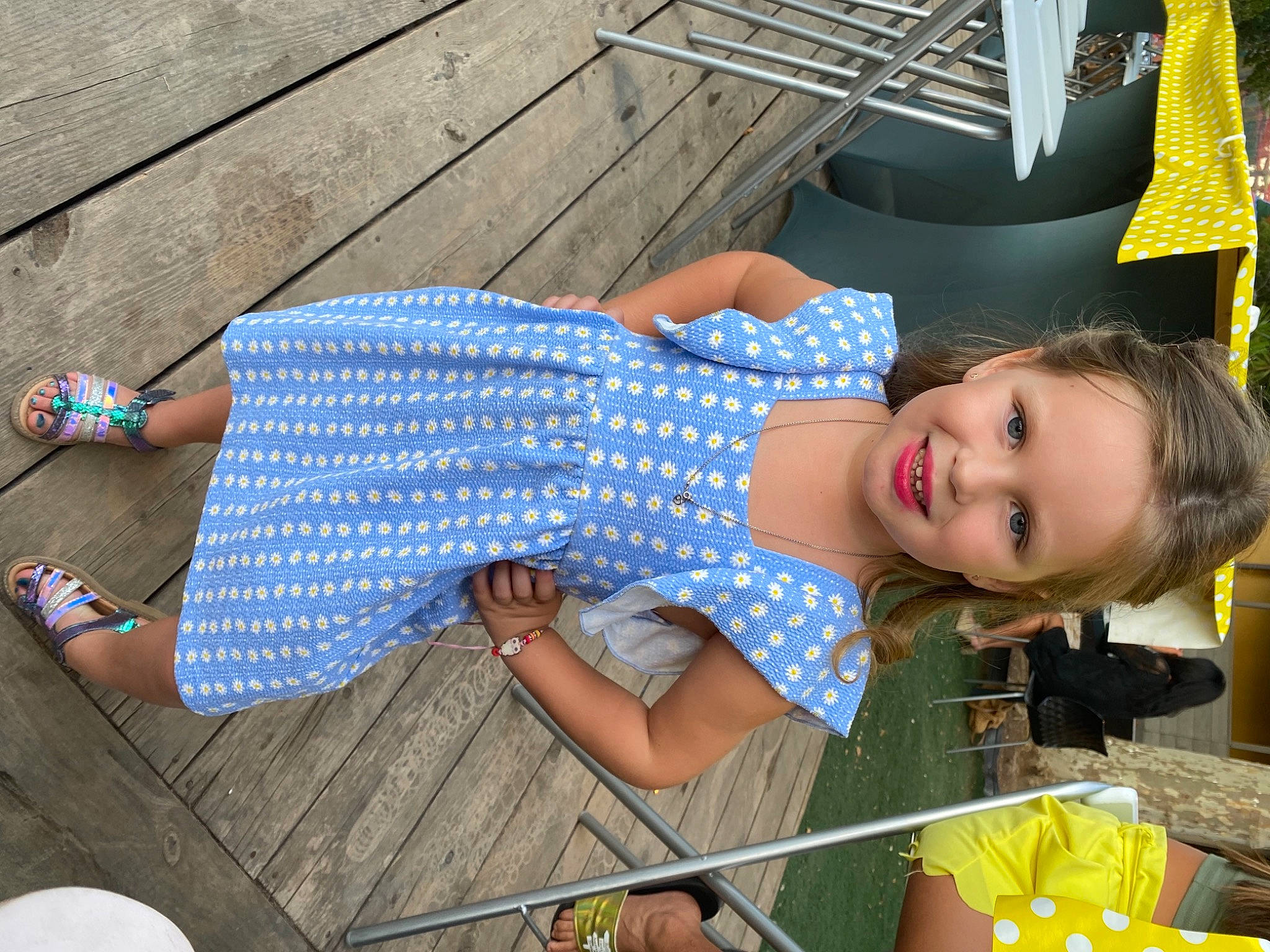 Léana a rejoint le concours — aidez-le/la à gagner de superbes lots ! barefoot, child, electric_blue, foot, fun, grass, happy, human_leg, joy, leisure, pattern, person, recreation, sandal, smile, street_fashion, sunglasses, thigh, toddler, waist