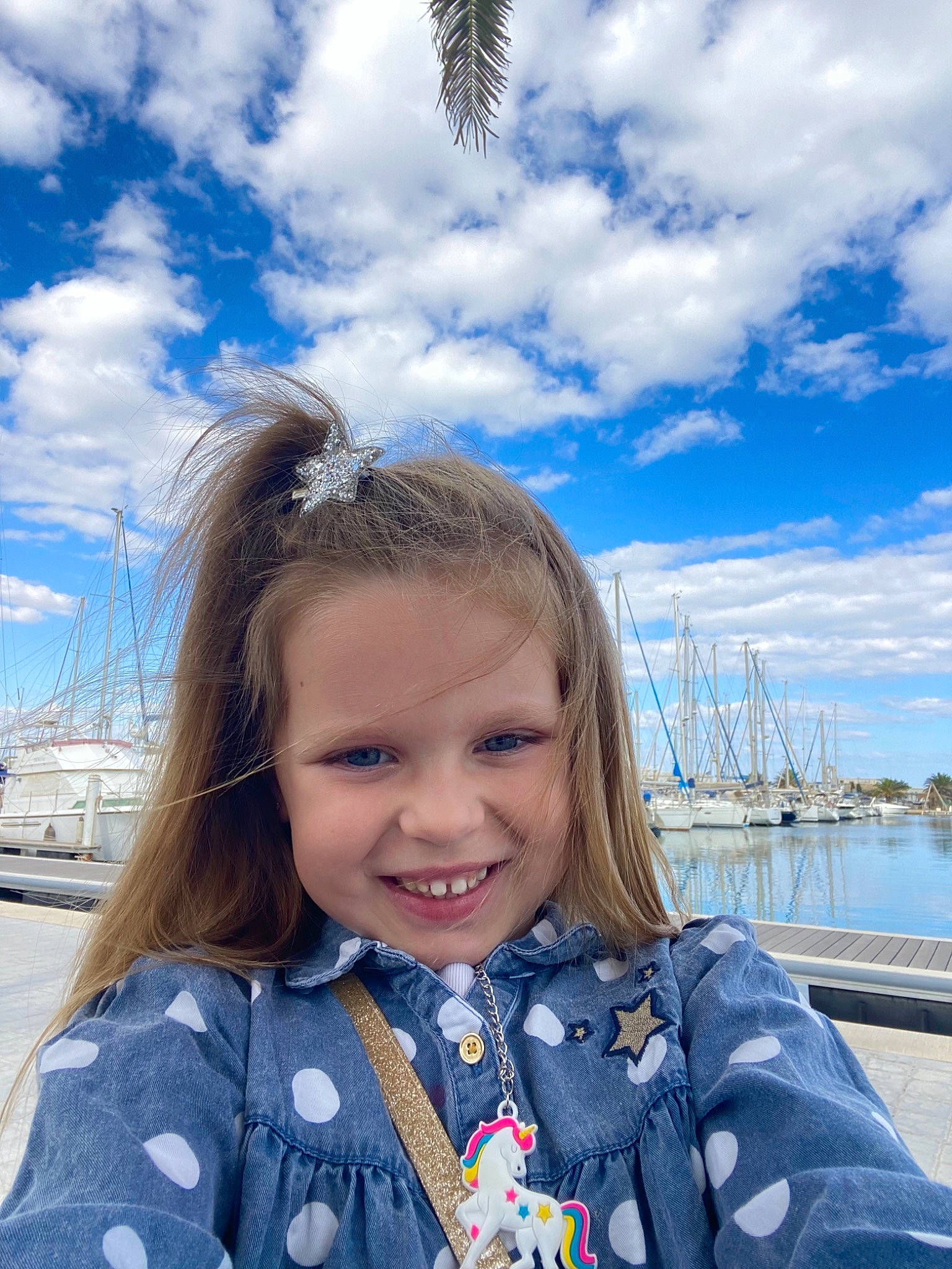 Léana a rejoint le concours — aidez-le/la à gagner de superbes lots ! azure, blue, cloud, flash_photography, fun, hairstyle, happy, head, iris, joy, leisure, lip, outerwear, people, people_in_nature, person, skin, sky, smile, toddler