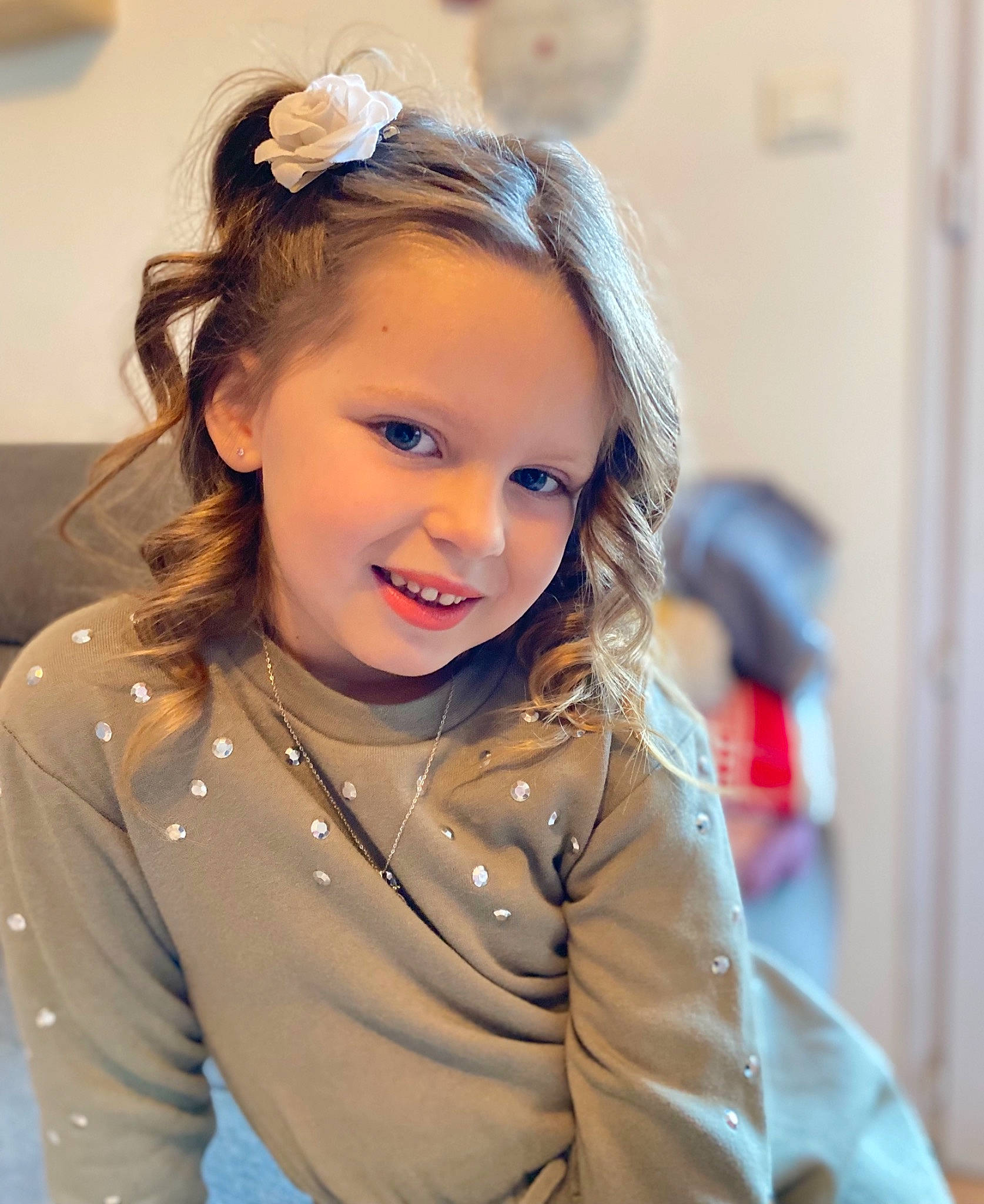 Léana a rejoint le concours — aidez-le/la à gagner de superbes lots ! chin, clothing, eye, eyebrow, eyelash, fashion, flash_photography, happy, head, headgear, iris, jacket, joy, lip, long_hair, neck, outerwear, person, shoulder, skin