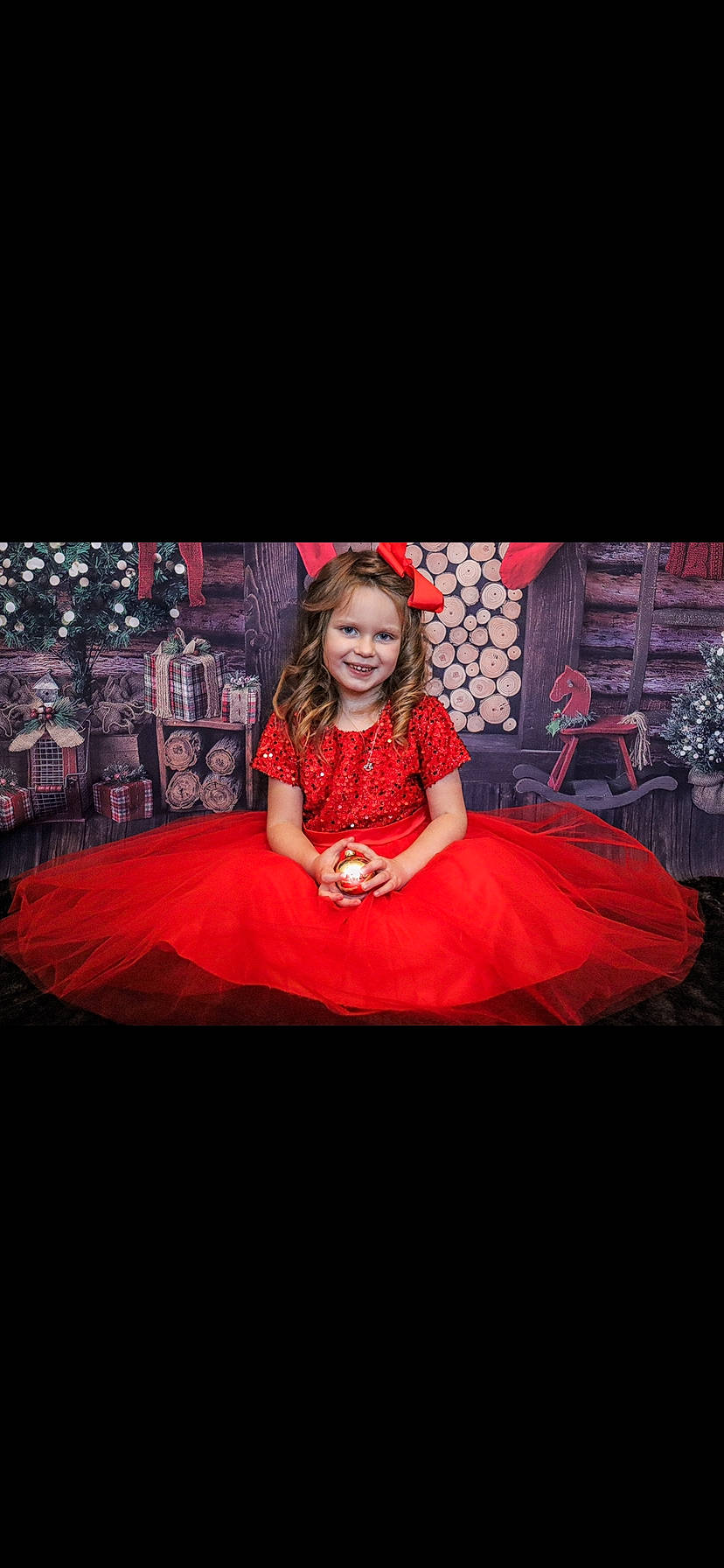 Léana participe au concours pour gagner de l'argent avec cette photo : carmine, darkness, dress, entertainment, event, fashion_design, flash_photography, flooring, formal_wear, fun, happy, joy, magenta, pattern, performance_art, performing_arts, person, pink, sitting, sleeve