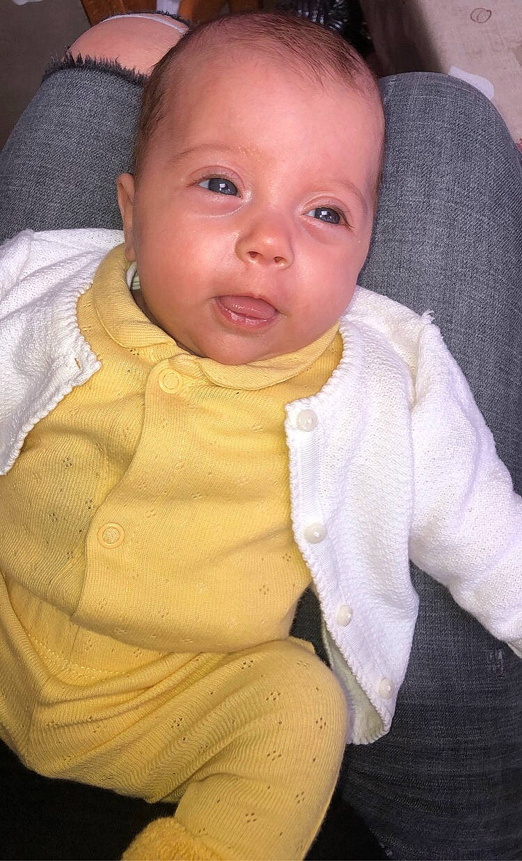 Tessa a rejoint le concours — aidez-le/la à gagner de superbes lots ! arm, baby, baby_toddler_clothing, cheek, chin, comfort, eyebrow, eyelash, finger, human_body, iris, lip, mouth, neck, nose, outerwear, person, skin, sleeve, textile