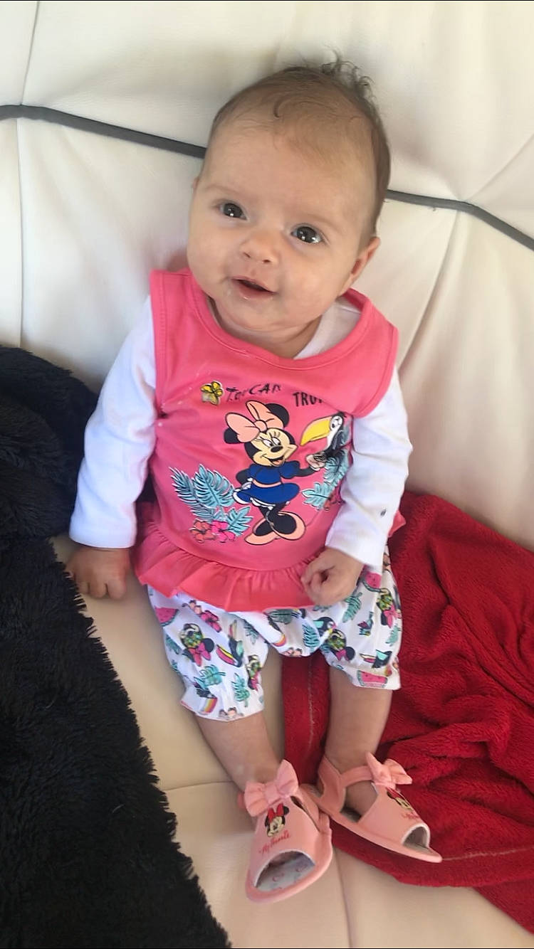 Nélya a rejoint le concours — aidez-le/la à gagner de superbes lots ! baby, baby_toddler_clothing, cheek, child, chin, eyelash, happy, head, leg, lip, magenta, neck, person, pink, shorts, skin, sleeve, smile, t_shirt, textile