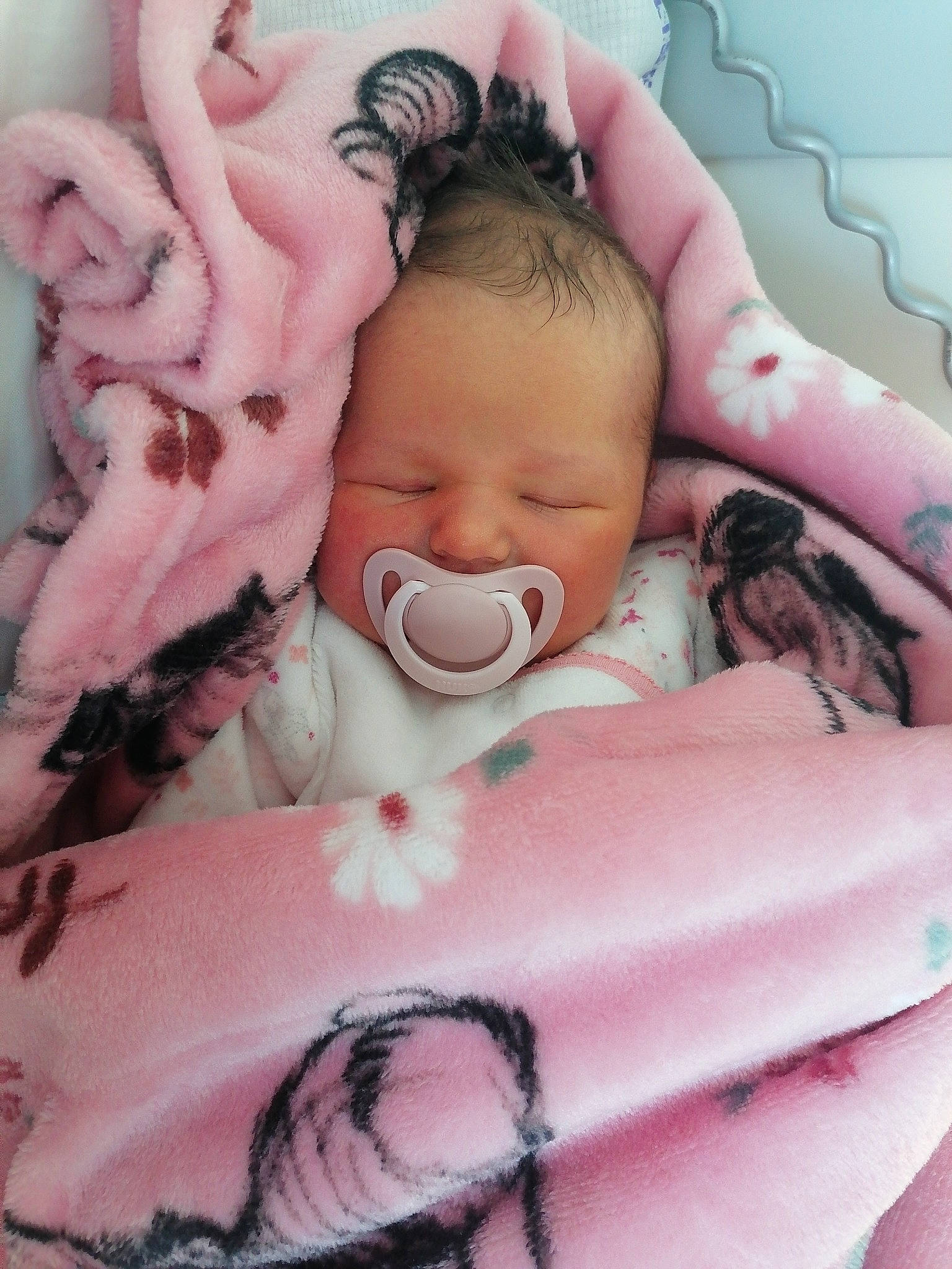 Rose participe au concours pour gagner de l'argent avec cette photo : arm, baby_sleeping, baby_toddler_clothing, cheek, chin, comfort, eye, eyebrow, eyelash, hand, head, human_body, iris, lip, mouth, neck, nose, person, pink, skin