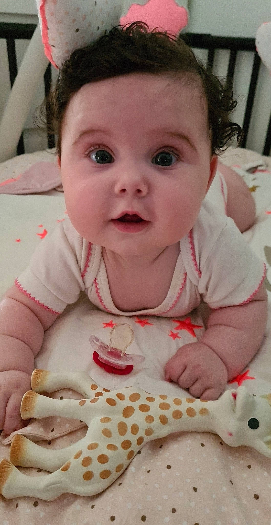 Thaïs participe au concours pour gagner de l'argent avec cette photo : baby, baby_products, baby_toddler_clothing, cheek, child, design, ear, eye, face, forehead, head, lip, mouth, nose, pattern, person, skin, smile, toddler, tummy_time