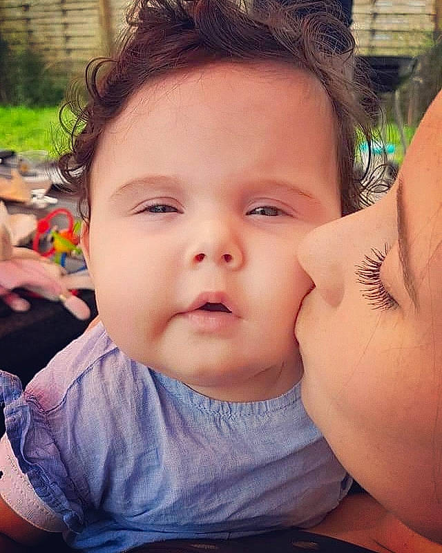 Thaïs a rejoint le concours — aidez-le/la à gagner de superbes lots ! baby, beauty, cheek, child, chin, eye, eyebrow, face, forehead, fun, hair, head, human, leg, lip, mouth, nose, person, skin, smile