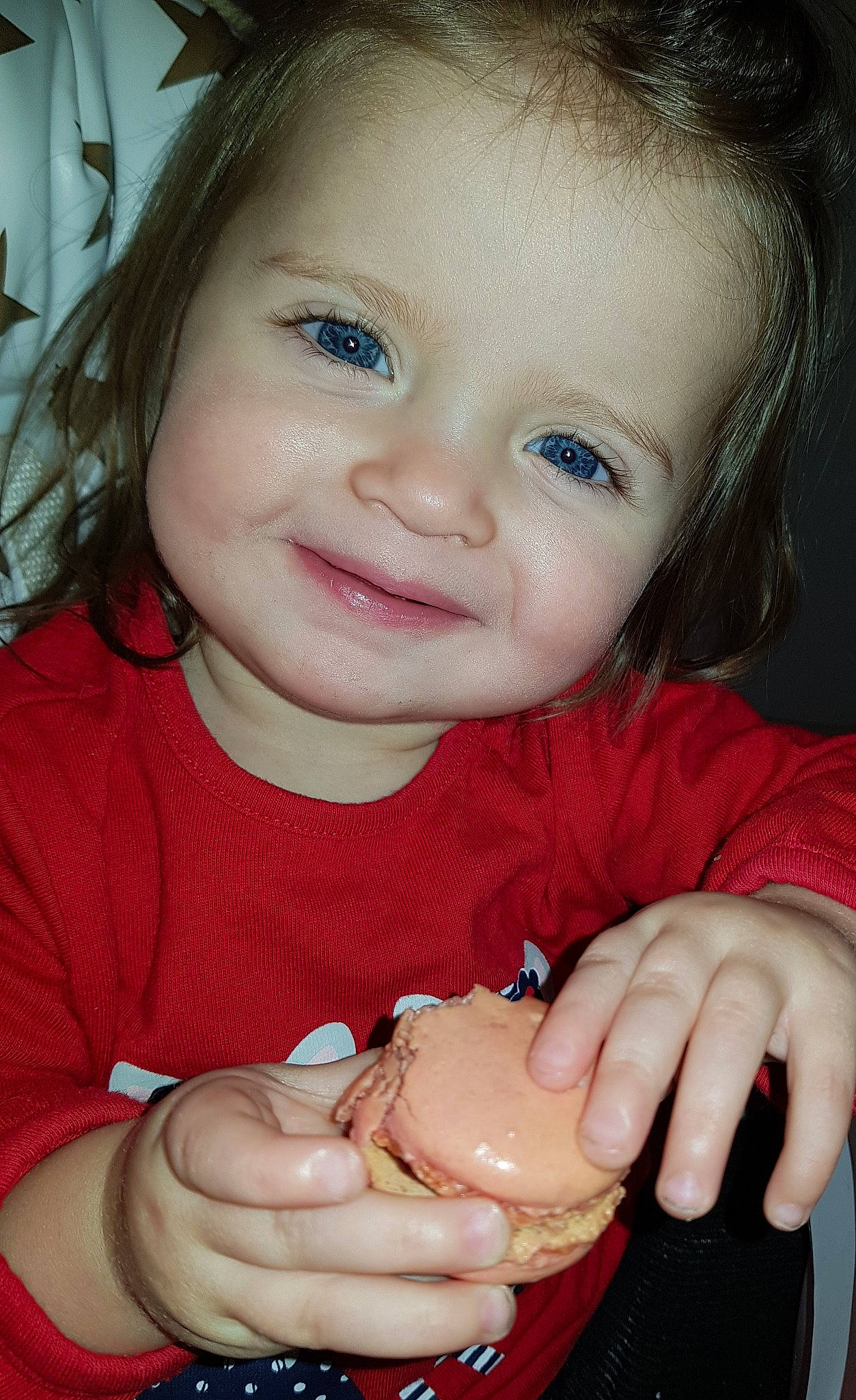 Telya participe au concours pour gagner de l'argent avec cette photo : baby, cheek, child, eating, face, finger, joy, lip, mouth, nail, nose, person, smile, toddler