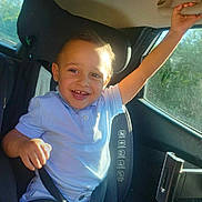 Sirat a rejoint le concours — aidez-le/la à gagner de superbes lots ! child, car_seat, smiling, seatbelt, sunlight, car_interior, happy, young_boy, clothing, shorts, polo_shirt, safety, window, hand, face, seat, vehicle, kid, portrait, daylight