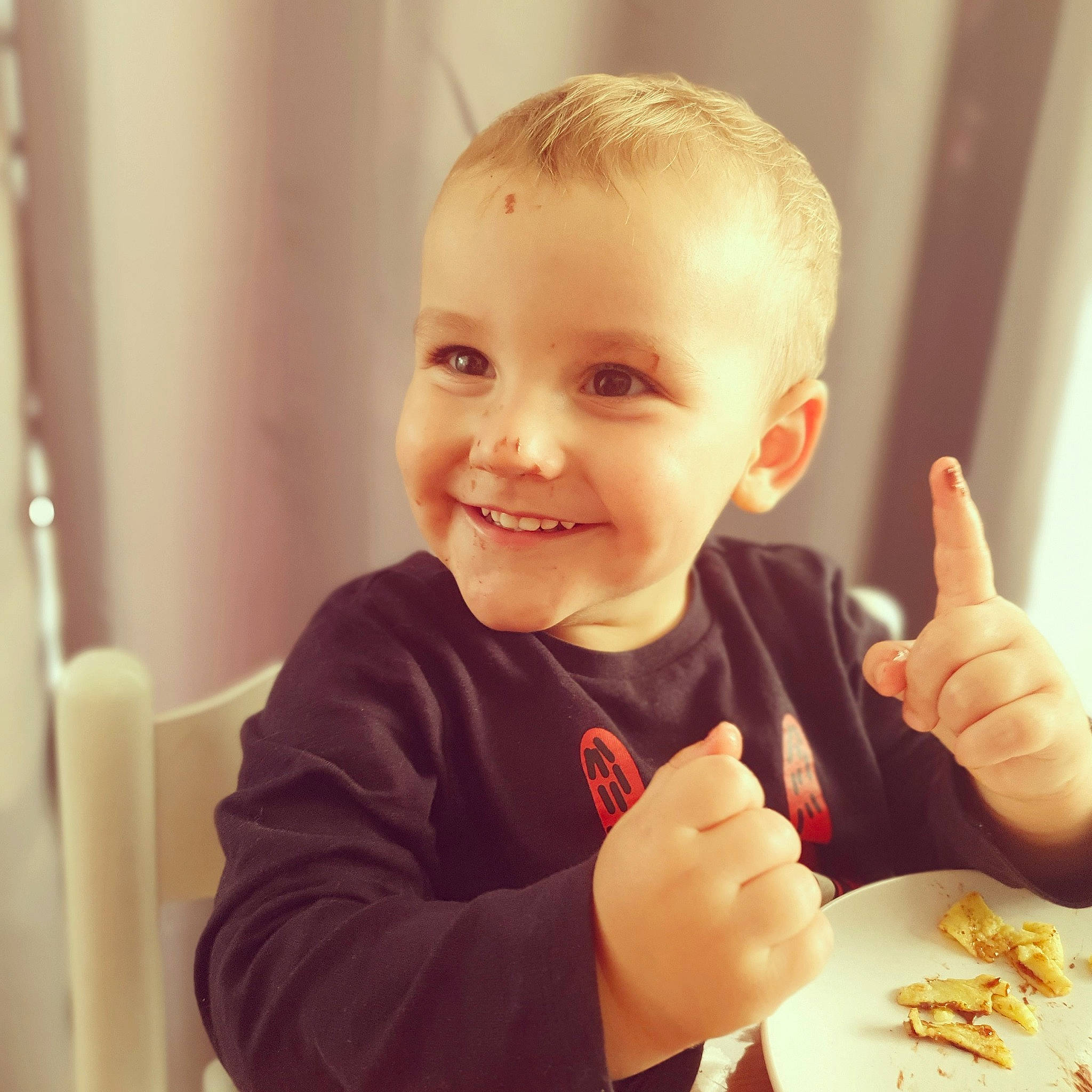Sacha participe au concours pour gagner de l'argent avec cette photo : baby, baby_toddler_clothing, cheek, child, clothing, cuisine, dish, face, finger, food, food_craving, gesture, happy, joy, person, plate, sleeve, smile, t_shirt, tableware