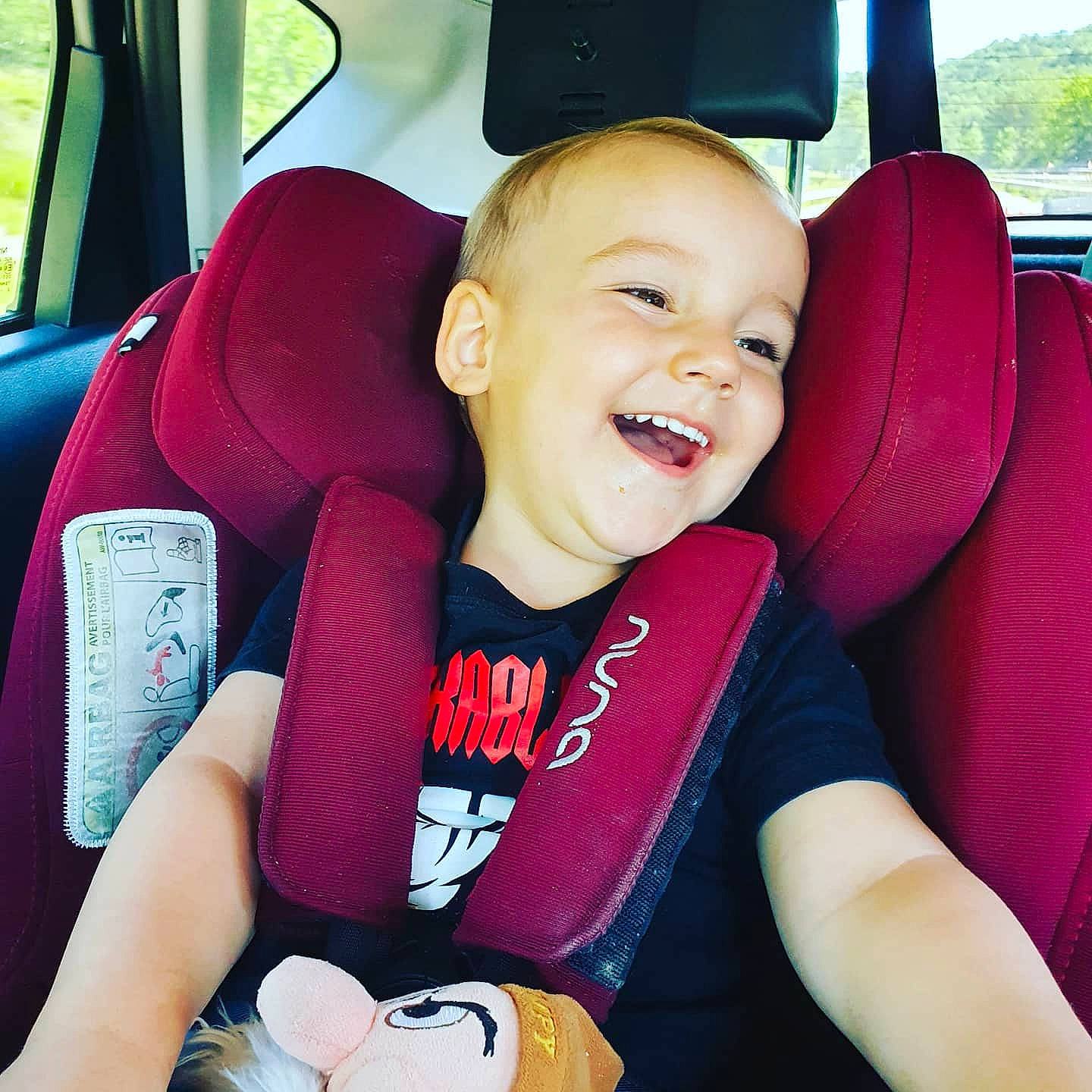 Sacha a rejoint le concours — aidez-le/la à gagner de superbes lots ! arm, automotive_design, car, car_seat, car_seat_cover, comfort, cool, finger, happy, head_restraint, joy, motor_vehicle, mouth, person, seat_belt, smile, steering_part, steering_wheel, thumb, vehicle