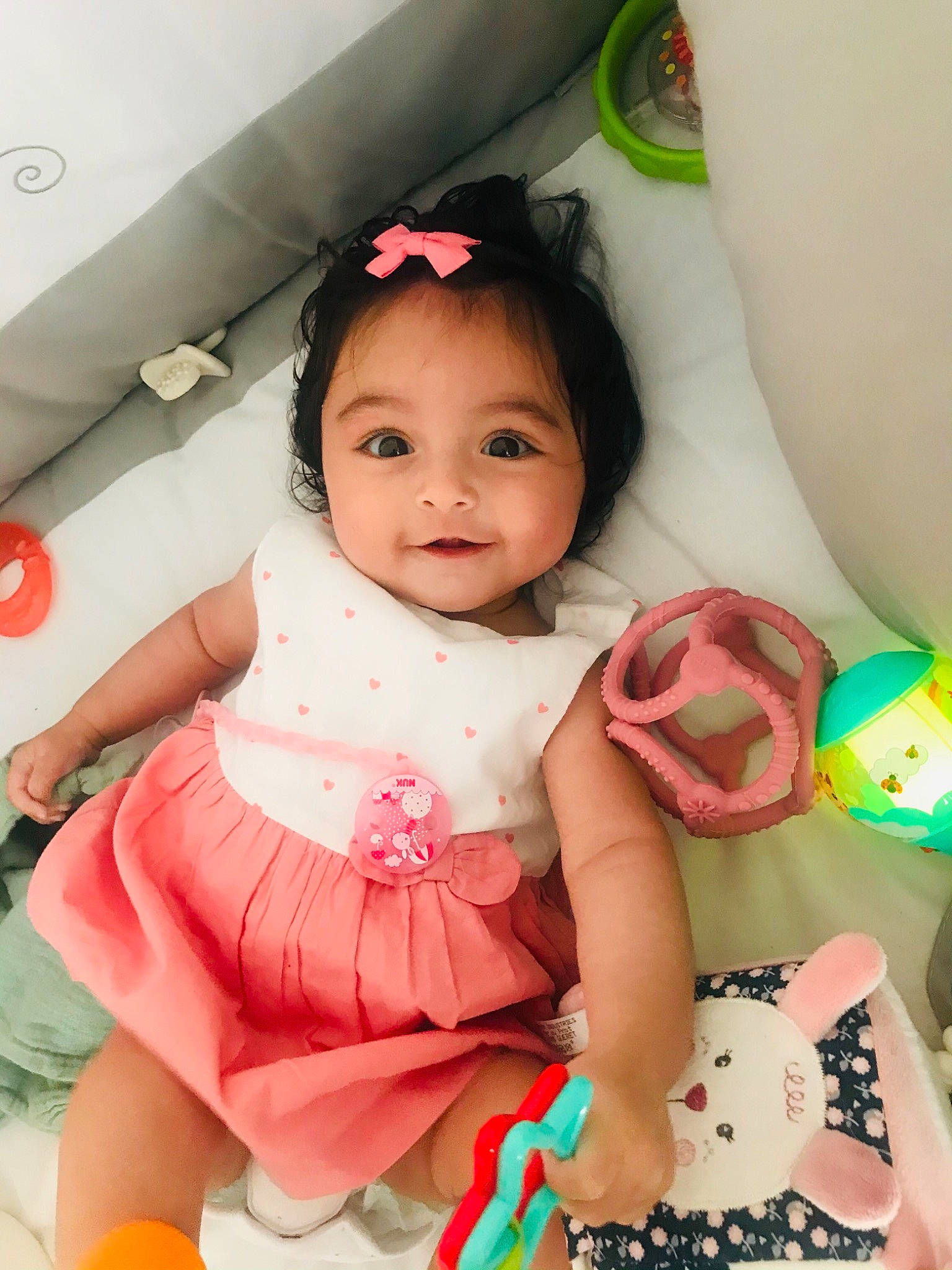 Allycia a rejoint le concours — aidez-le/la à gagner de superbes lots ! abdomen, baby, baby_toddler_clothing, child, facial_expression, finger, fun, green, happy, head, human, joy, pattern, person, pink, skin, sleeve, smile, thigh, toddler