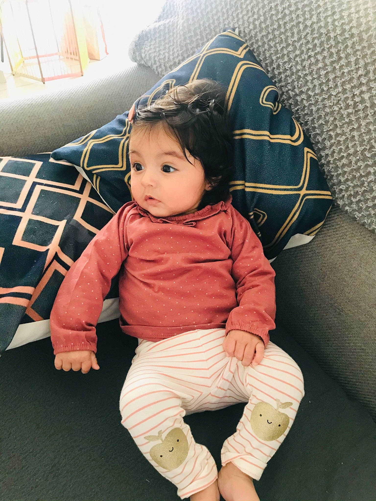 Allycia participe au concours pour gagner de l'argent avec cette photo : baby, baby_toddler_clothing, cheek, child, comfort, couch, eye, flooring, foot, fun, happy, human_body, human_leg, linens, pattern, person, sitting, skin, sleeve, thigh