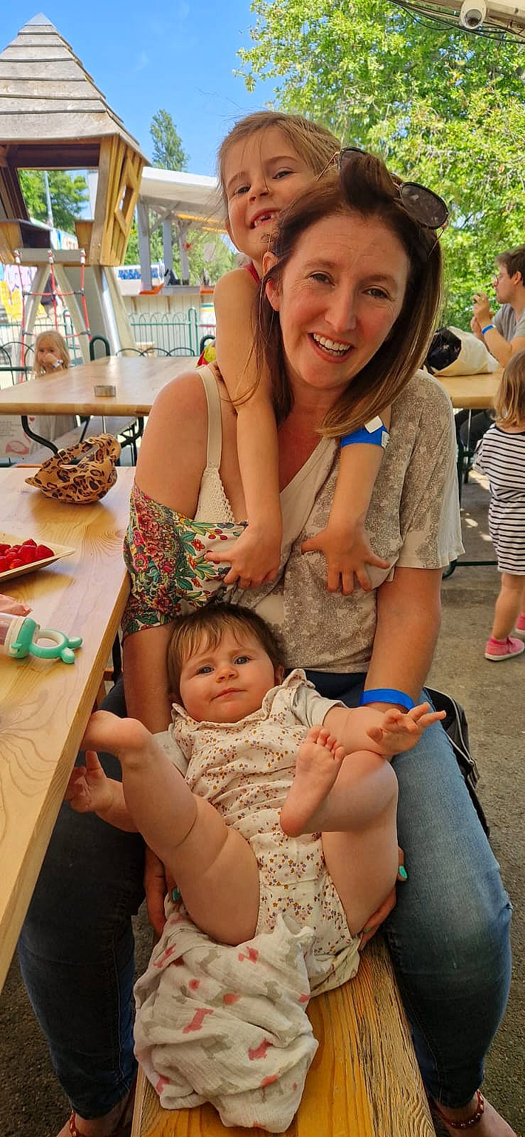 Lila participe au concours pour gagner de l'argent avec cette photo : baby, chair, child, event, finger, fun, hand, happy, joy, leisure, party, person, recreation, shorts, sitting, skin, smile, summer, table, tableware