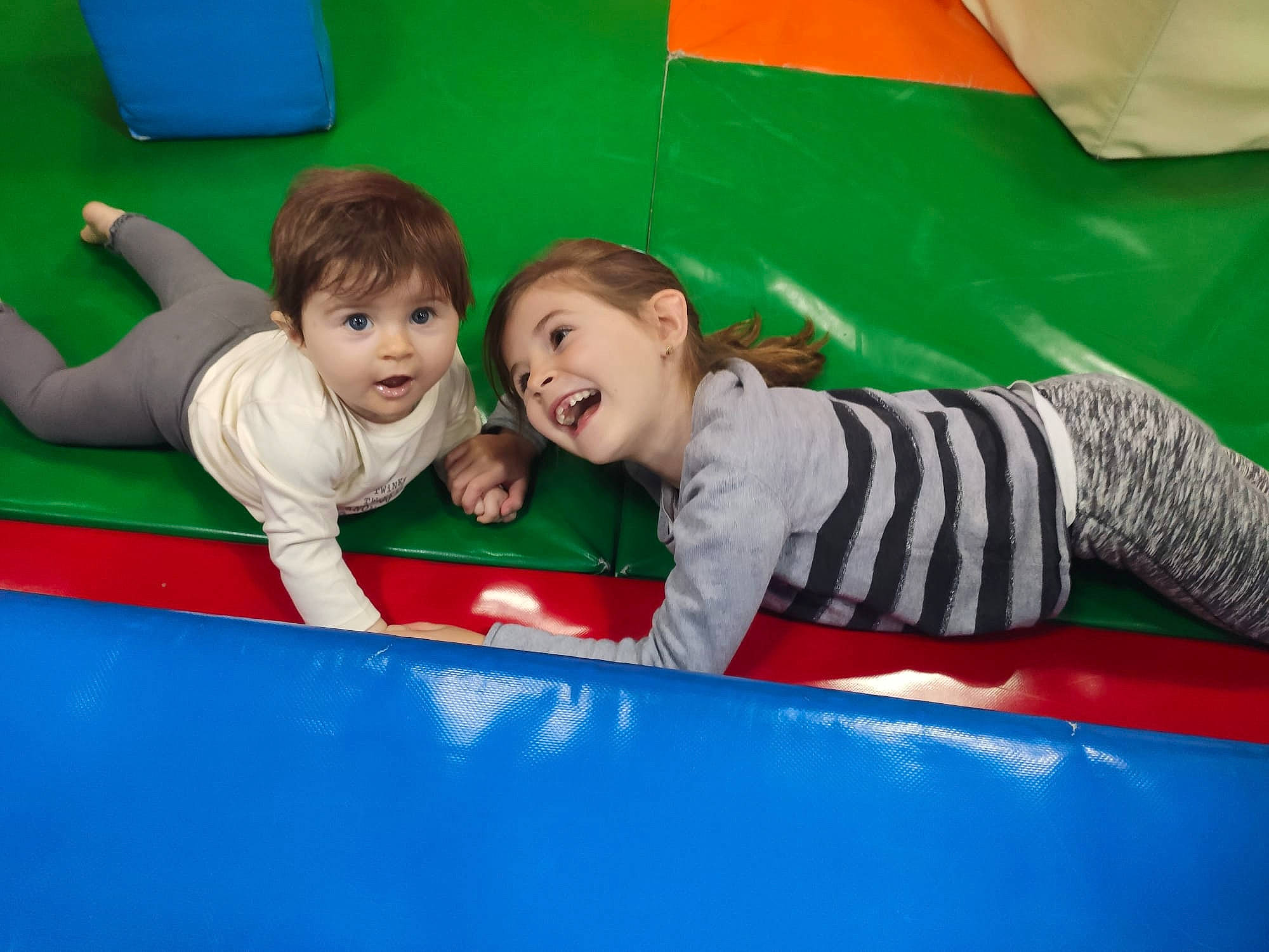 Lila participe au concours pour gagner de l'argent avec cette photo : baby_toddler_clothing, blue, child, electric_blue, event, facial_expression, fun, grass, green, happy, joy, leisure, person, play, recreation, red, sharing, sitting, sleeve, smile