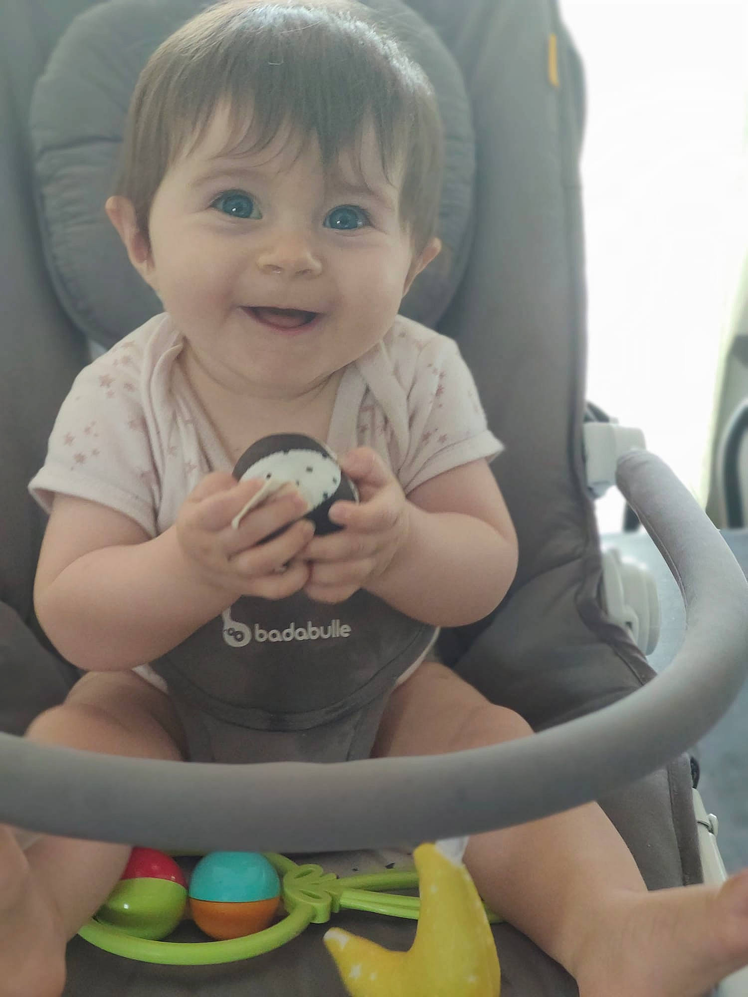 Lila participe au concours pour gagner de l'argent avec cette photo : arm, baby, baby_toddler_clothing, cheek, child, comfort, finger, gesture, hand, happy, joy, mouth, person, photograph, shorts, skin, sleeve, smile, t_shirt, thumb