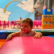 Laura a rejoint le concours — aidez-le/la à gagner de superbes lots ! baby, background, child, clouds, colorful, cushion, cute, fun, furniture, happy, indoor, mural, person, pink, play, playground, rainbow, seated, smiling, young_child