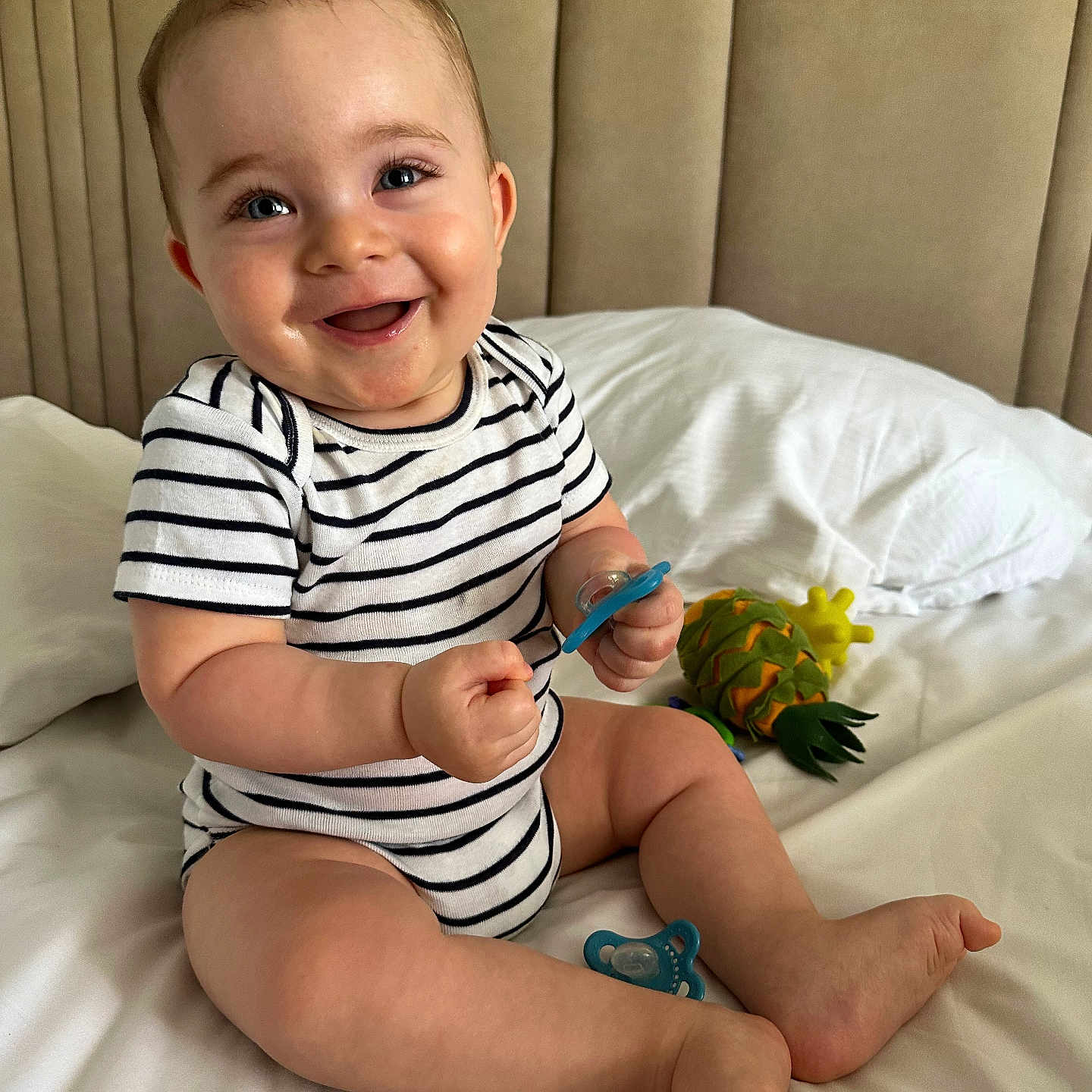 Elio a rejoint le concours — aidez-le/la à gagner de superbes lots ! baby, bodypart, cutlery, face, finger, flower, flowerarrangement, flowerbouquet, hand, happy, head, person, petal, photography, plant, portrait, scissors, sitting, smile, spoon