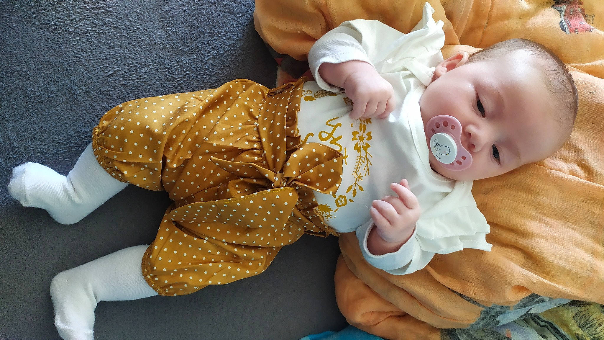 Lyanna a rejoint le concours — aidez-le/la à gagner de superbes lots ! arm, baby, baby_sleeping, baby_toddler_clothing, cheek, child, comfort, eye, finger, gesture, hand, happy, head, linens, nail, person, skin, sleeve, thumb, toddler