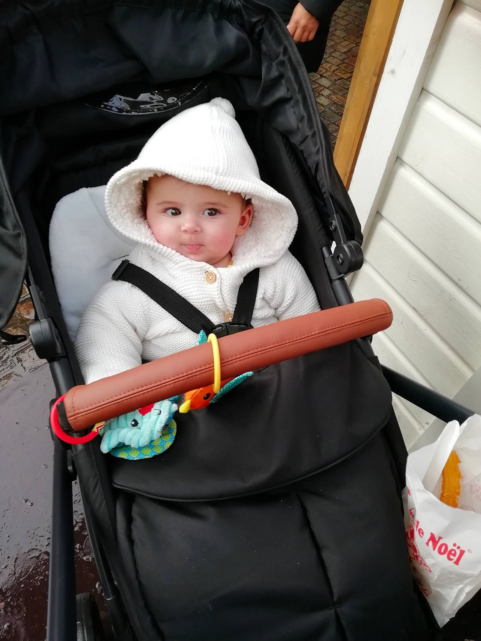 Norah participe au concours pour gagner de l'argent avec cette photo : baby, baby_carriage, baby_products, child, headwear, person, product, smile, toddler