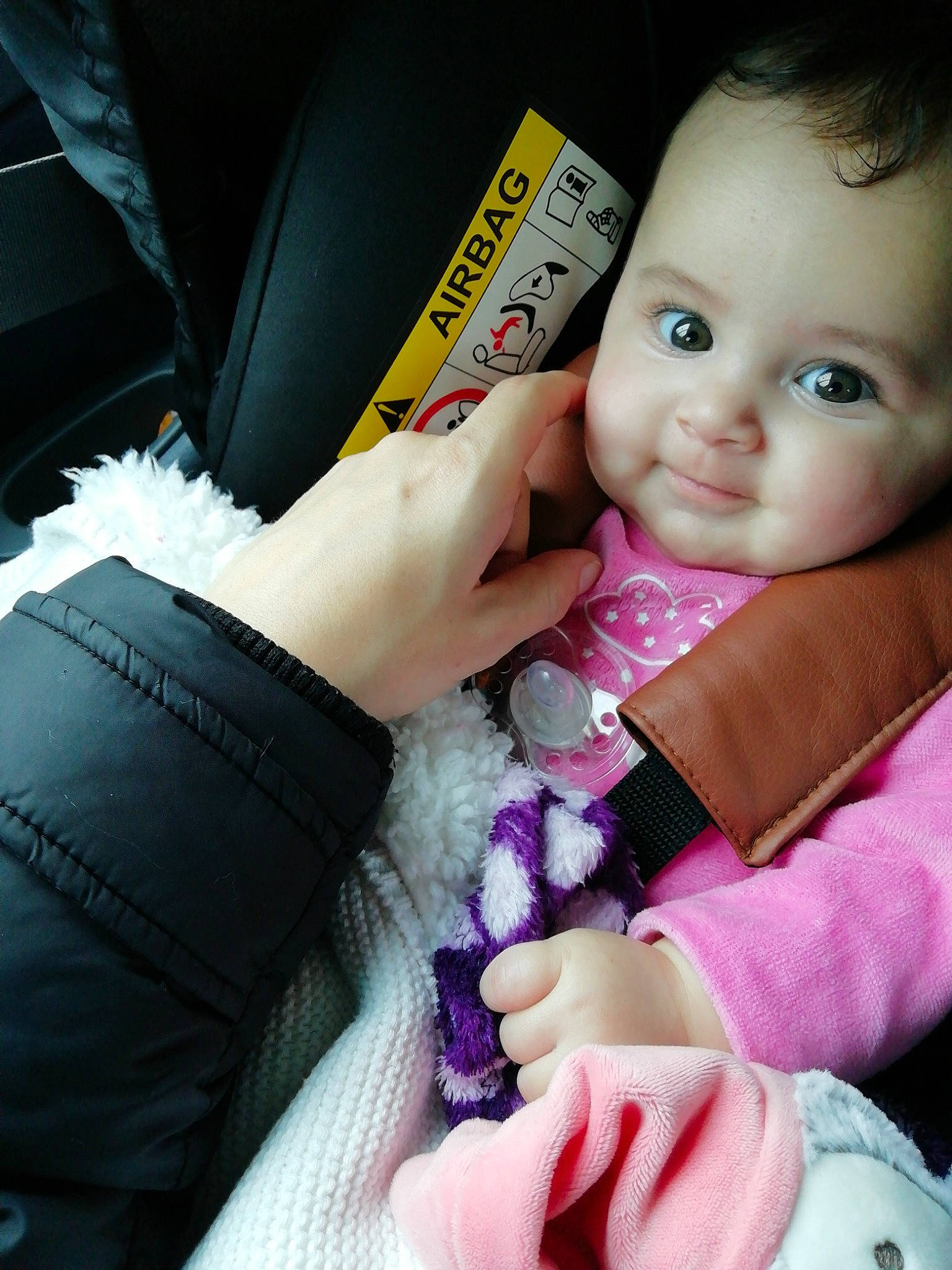 Norah a rejoint le concours — aidez-le/la à gagner de superbes lots ! auto_part, baby, baby_products, beauty, car_seat, cheek, child, cool, eye, finger, hand, lip, material_property, nail, nose, person, pink, product, skin, thumb