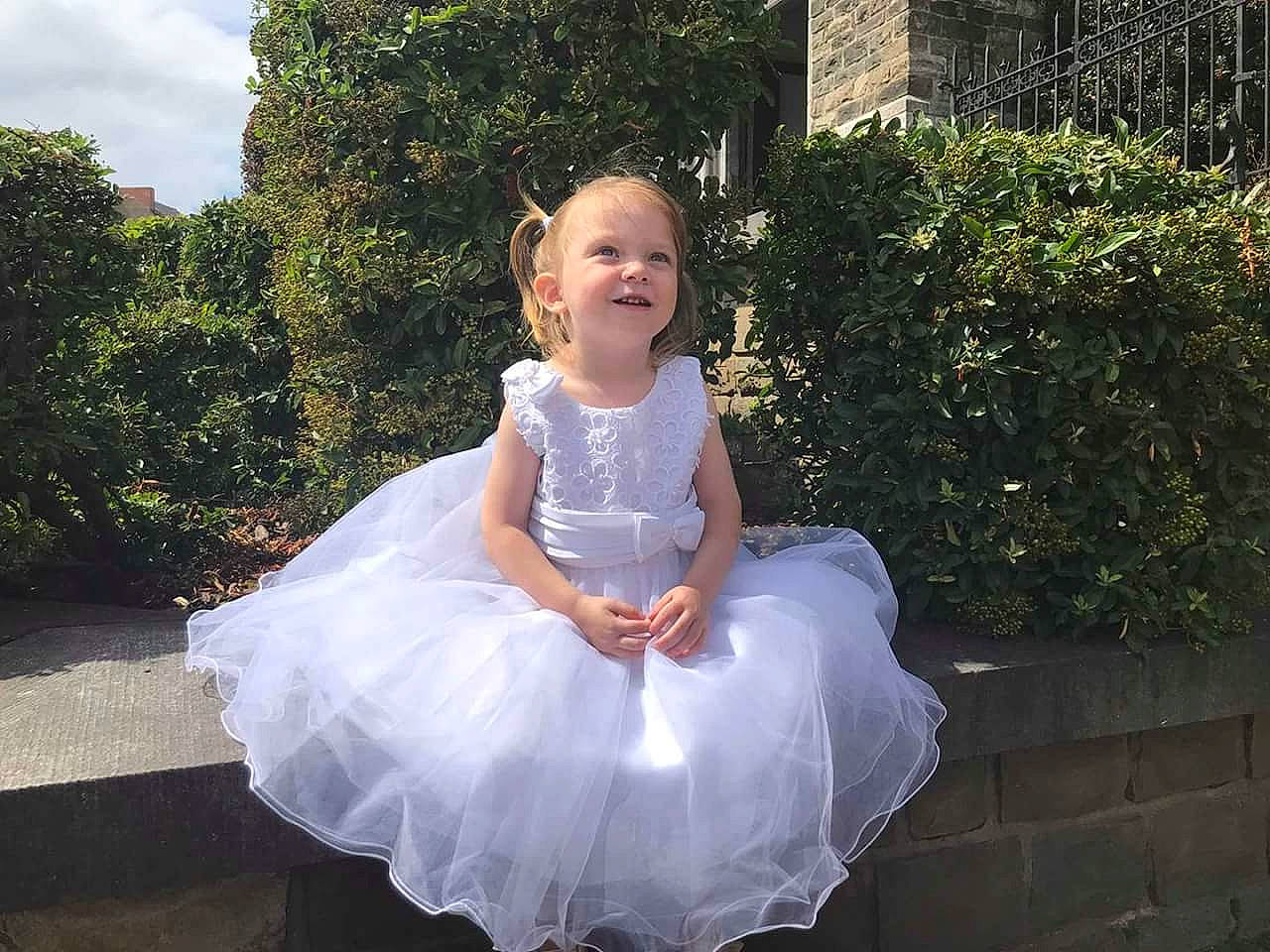 Elyana a rejoint le concours — aidez-le/la à gagner de superbes lots ! ballet_tutu, bridal_clothing, bride, ceremony, child, costume, dance_dress, day, dress, flower_girl, formal_wear, fun, girl, gown, happiness, lady, outerwear, person, smile, wedding_dress