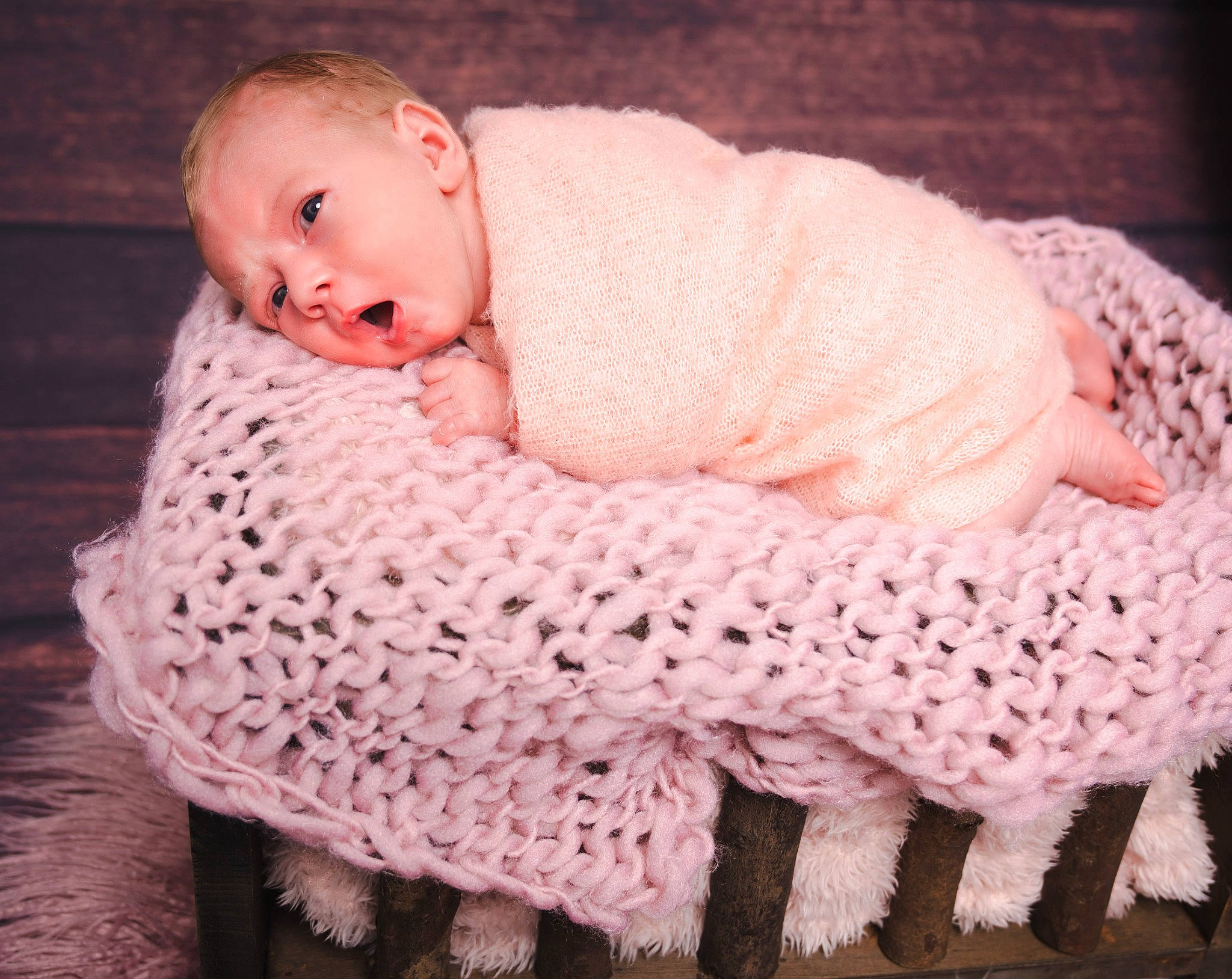 Djoulia a rejoint le concours — aidez-le/la à gagner de superbes lots ! art, baby, baby_sleeping, baby_toddler_clothing, comfort, creative_arts, dress, face, head, headgear, outerwear, pattern, person, pink, plant, sleeve, textile, toddler, wood, wool