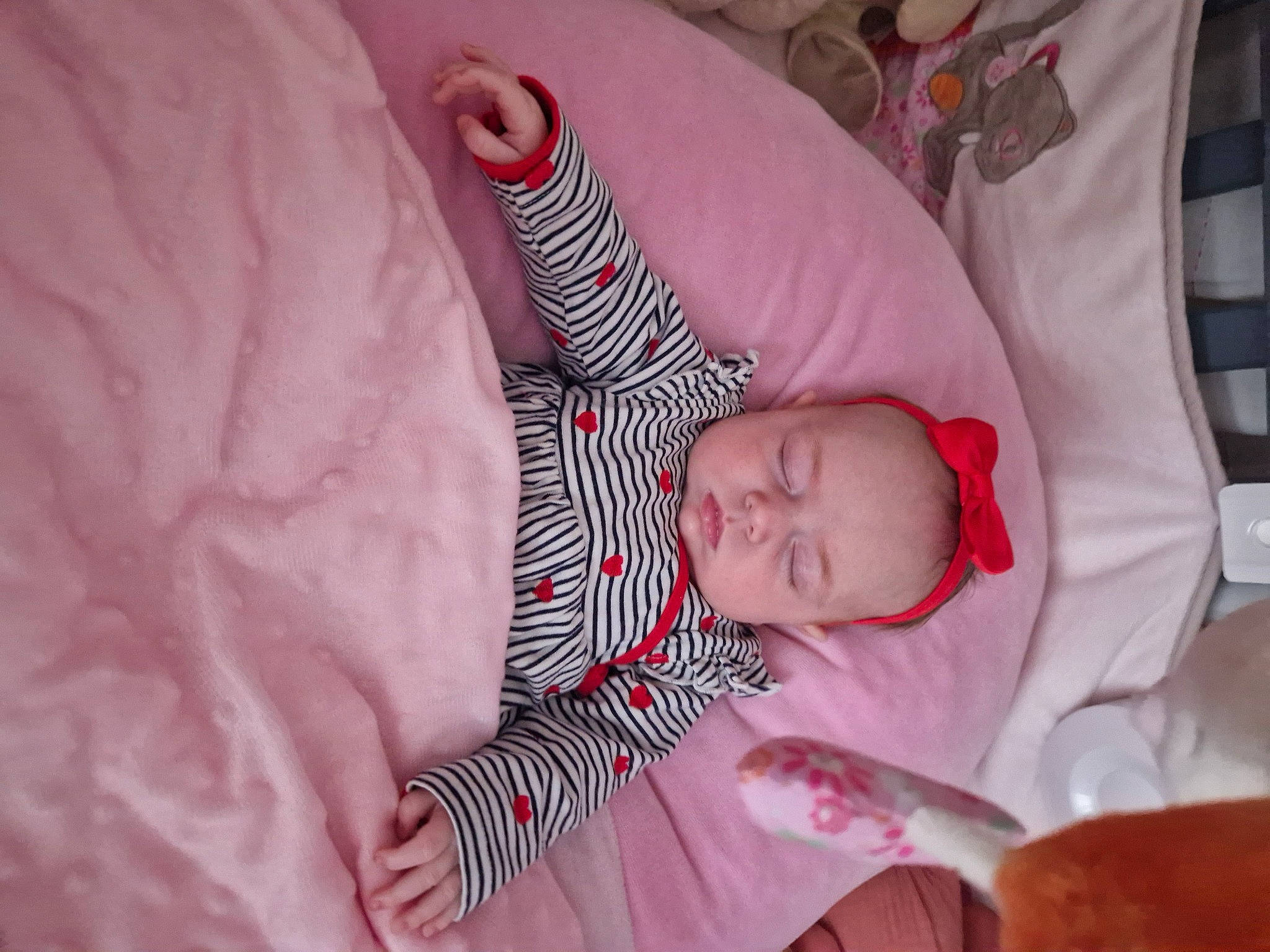 Djoulia a rejoint le concours — aidez-le/la à gagner de superbes lots ! arm, baby, baby_products, baby_sleeping, baby_toddler_clothing, bedtime, child, comfort, eye, finger, hand, linens, nap, pattern, person, pink, room, skin, sleeve, textile