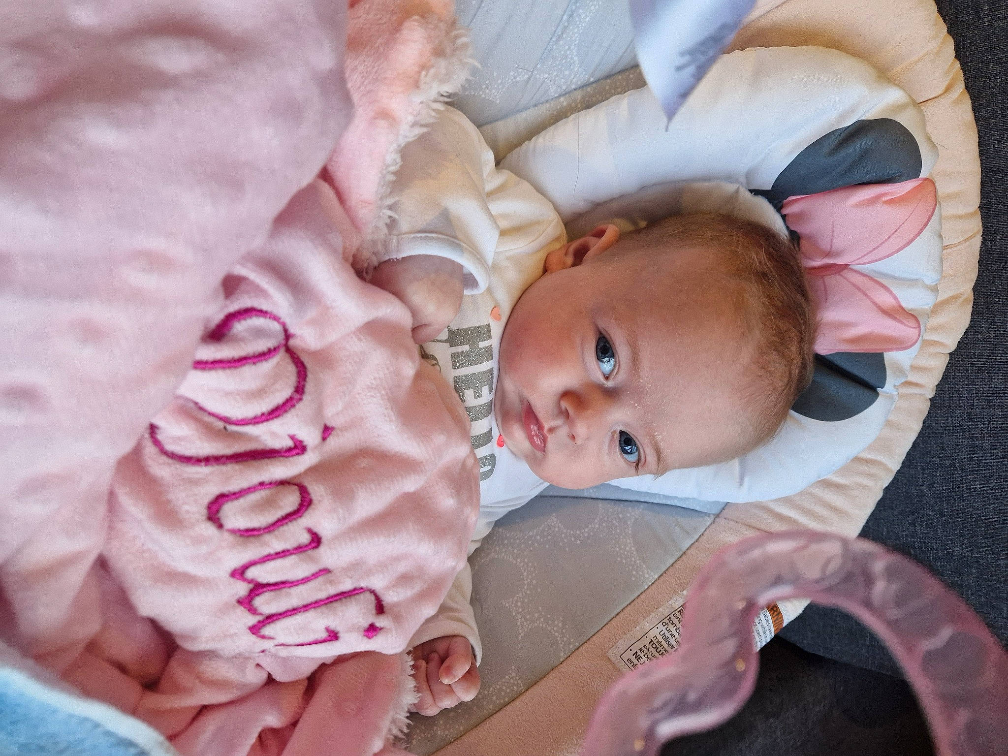 Djoulia participe au concours pour gagner de l'argent avec cette photo : baby, baby_products, baby_toddler_clothing, cheek, child, comfort, eye, finger, gesture, hand, headgear, linens, lip, mouth, nail, person, pink, product, skin, textile