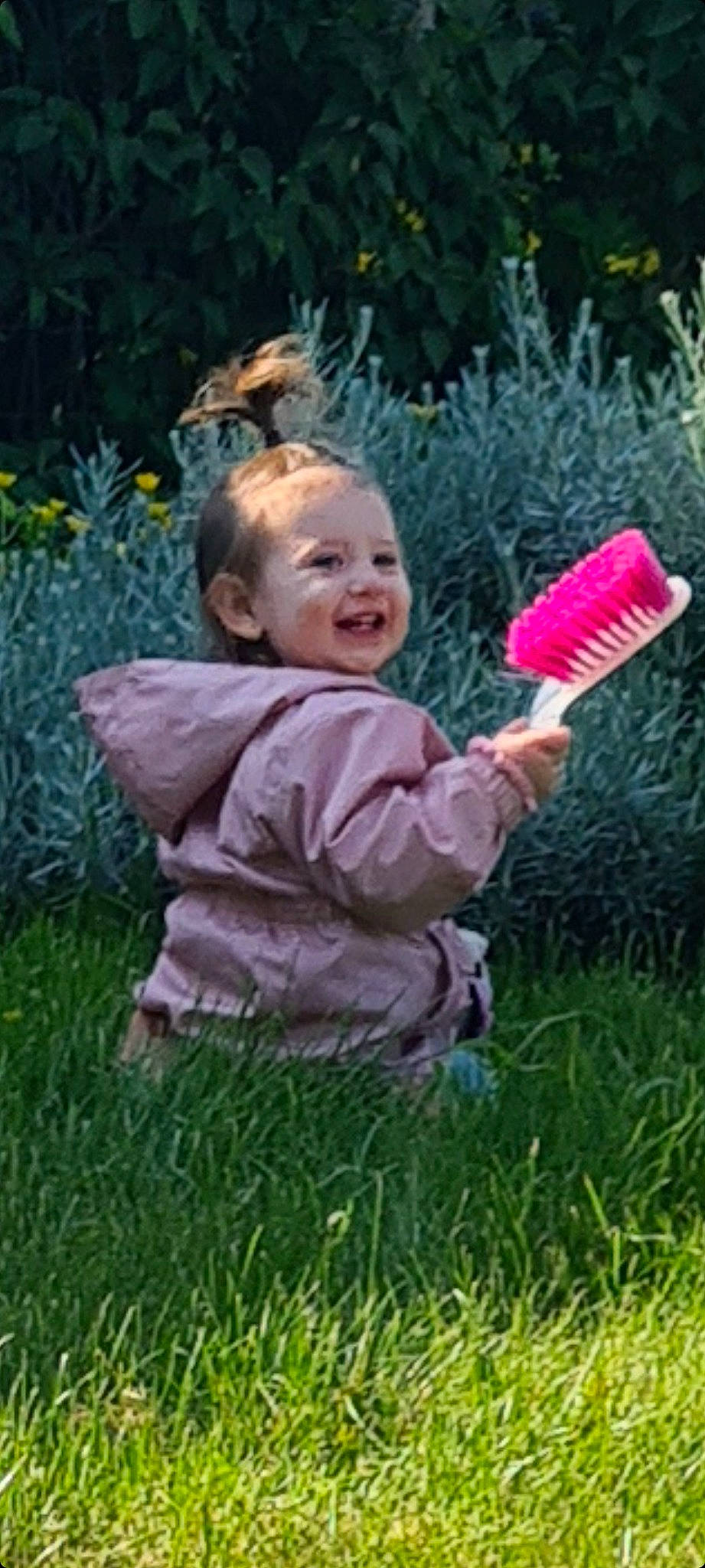 Alice participe au concours pour gagner de l'argent avec cette photo : baby, baby_laughing, baby_toddler_clothing, botany, child, fun, gesture, grass, grassland, hand, happy, joy, lawn, leaf, meadow, people_in_nature, person, plant, sitting, smile