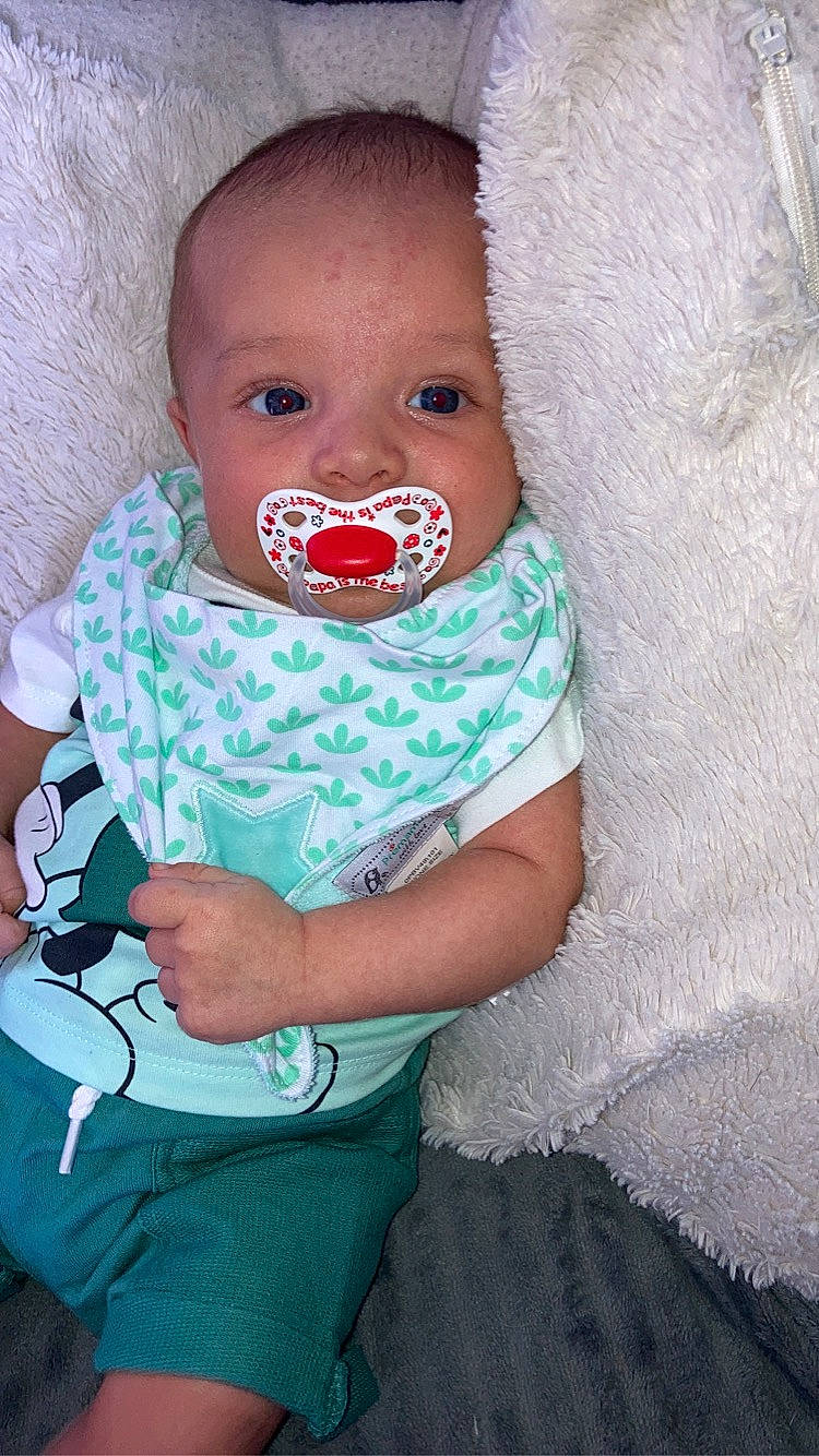 Mylo a rejoint le concours — aidez-le/la à gagner de superbes lots ! azure, baby, baby_products, baby_toddler_clothing, cheek, child, comfort, eye, happy, iris, linens, mouth, nail, neck, person, sitting, skin, sleeve, t_shirt, textile