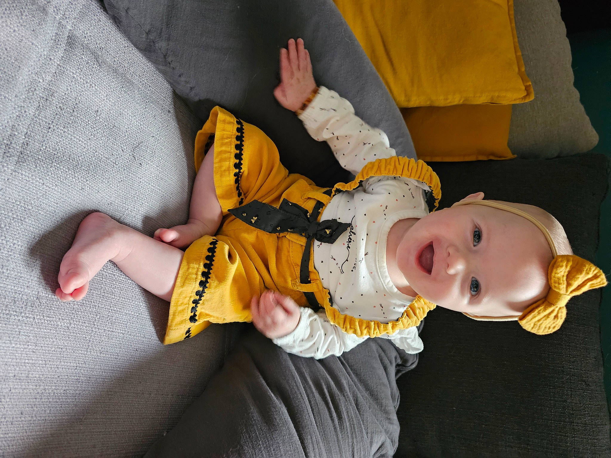 Cloé a rejoint le concours — aidez-le/la à gagner de superbes lots ! baby, baby_products, baby_toddler_clothing, child, comfort, eye, finger, fun, gesture, happy, hat, human_leg, knee, person, room, sleeve, smile, sock, thumb, toddler