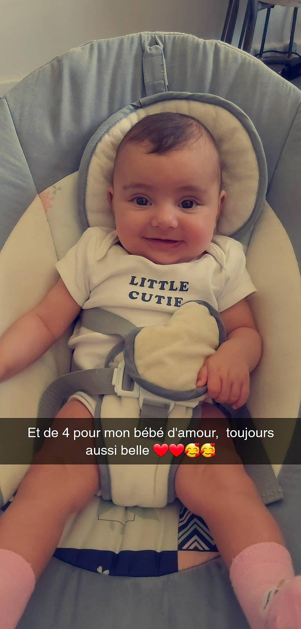 Mia a rejoint le concours — aidez-le/la à gagner de superbes lots ! baby, baby_carriage, baby_toddler_clothing, car_seat, chair, cheek, child, comfort, face, finger, happy, joy, knee, mouth, person, product, skin, smile, thigh, toddler