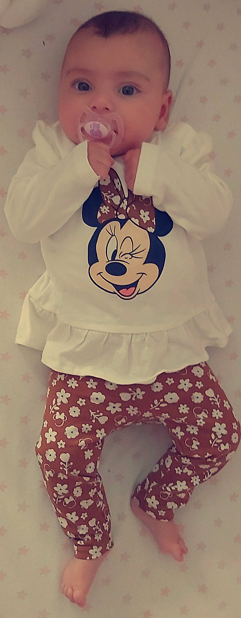 Mia a rejoint le concours — aidez-le/la à gagner de superbes lots ! baby_toddler_clothing, costume, costume_design, fashion_design, font, fur, happy, magenta, mammal, pattern, peach, person, pink, sleeve, stuffed_toy, t_shirt, textile, toy, vertebrate, waist