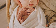Charlie a rejoint le concours — aidez-le/la à gagner de superbes lots ! baby, newborn, hands, swaddle, blanket, basket, sleeping, infant, peaceful, soft, cute, closeup, human, parental_care, skin, fingers, gentle, portrait, rest, warm
