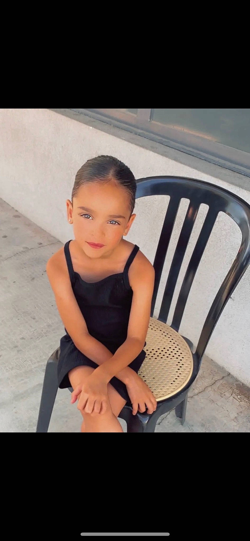 Melina participe au concours pour gagner de l'argent avec cette photo : baby_toddler_clothing, chair, child, comfort, day_dress, dress, eye, fashion_design, flash_photography, hairstyle, head, human_body, human_leg, knee, leg, person, shoulder, skin, sportswear, thigh