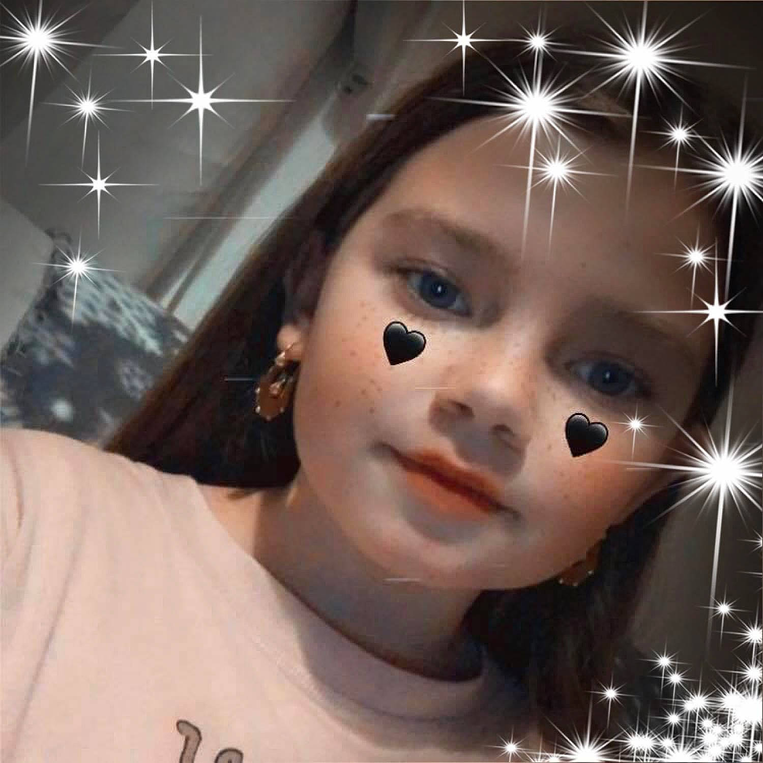 Wendy a rejoint le concours — aidez-le/la à gagner de superbes lots ! beauty, black_hair, child, cool, ear, eyebrow, eyelash, flash_photography, forehead, fun, hair, happy, iris, jaw, lip, nose, person, selfie, space, t_shirt