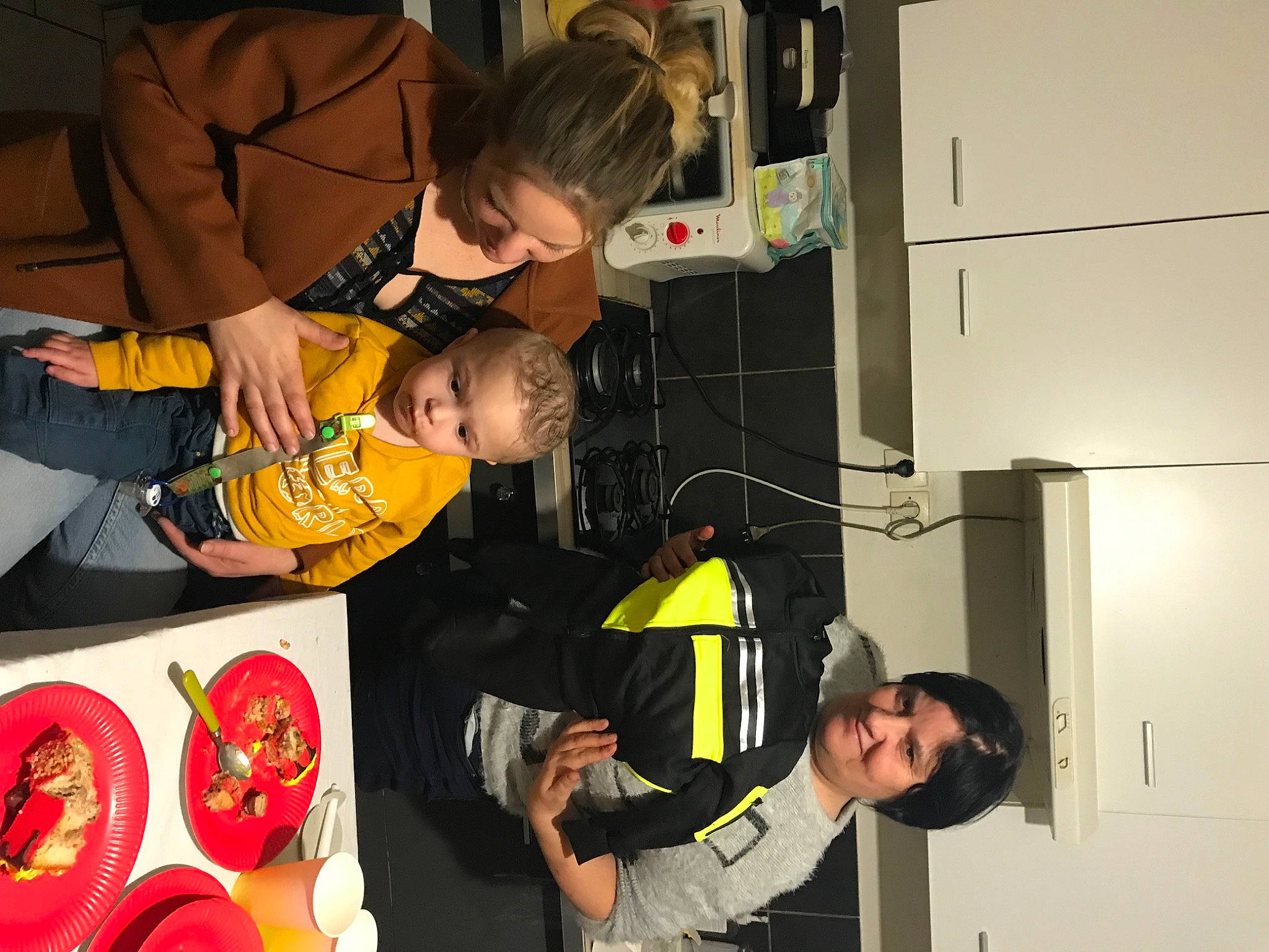 Giuliano participe au concours pour gagner de l'argent avec cette photo : chair, child, costume, engineering, event, fictional_character, fun, hat, joy, person, recreation, room, t_shirt, toddler