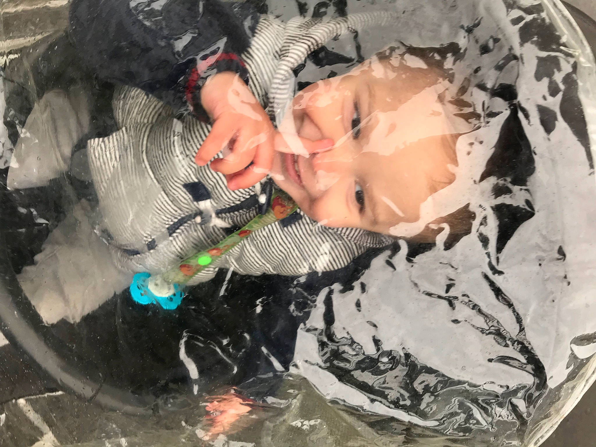 Giuliano participe au concours pour gagner de l'argent avec cette photo : baby, child, flesh, fun, grass, hat, litter, person, personal_protective_equipment, plastic, plastic_bag, pollution, recreation, sitting, soil, toddler, tree, waste