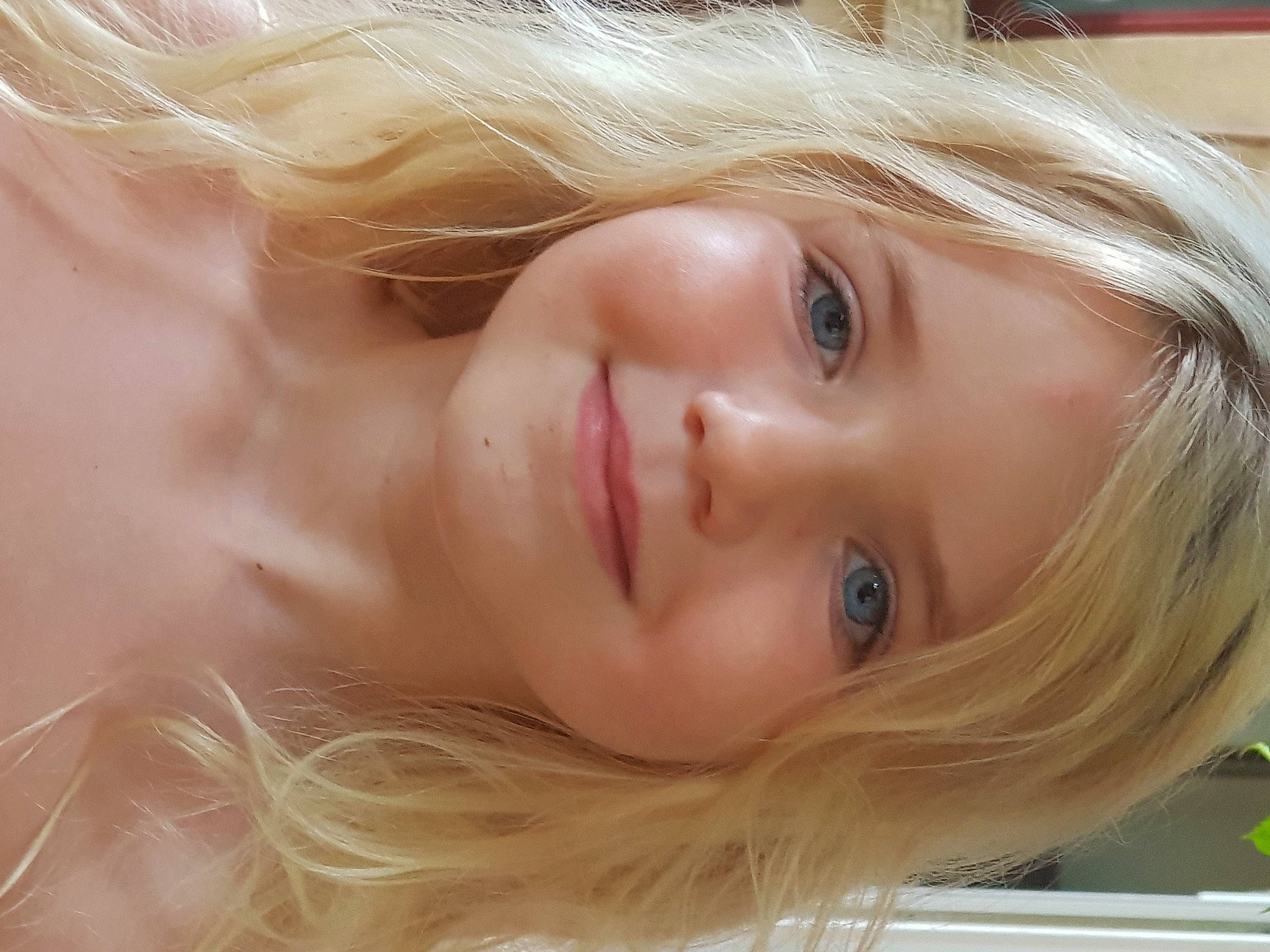 Abélina a rejoint le concours — aidez-le/la à gagner de superbes lots ! cheek, chin, eyebrow, eyelash, facial_expression, flash_photography, forehead, grass, happy, iris, jaw, joy, layered_hair, lip, long_hair, mammal, neck, nose, person, shoulder