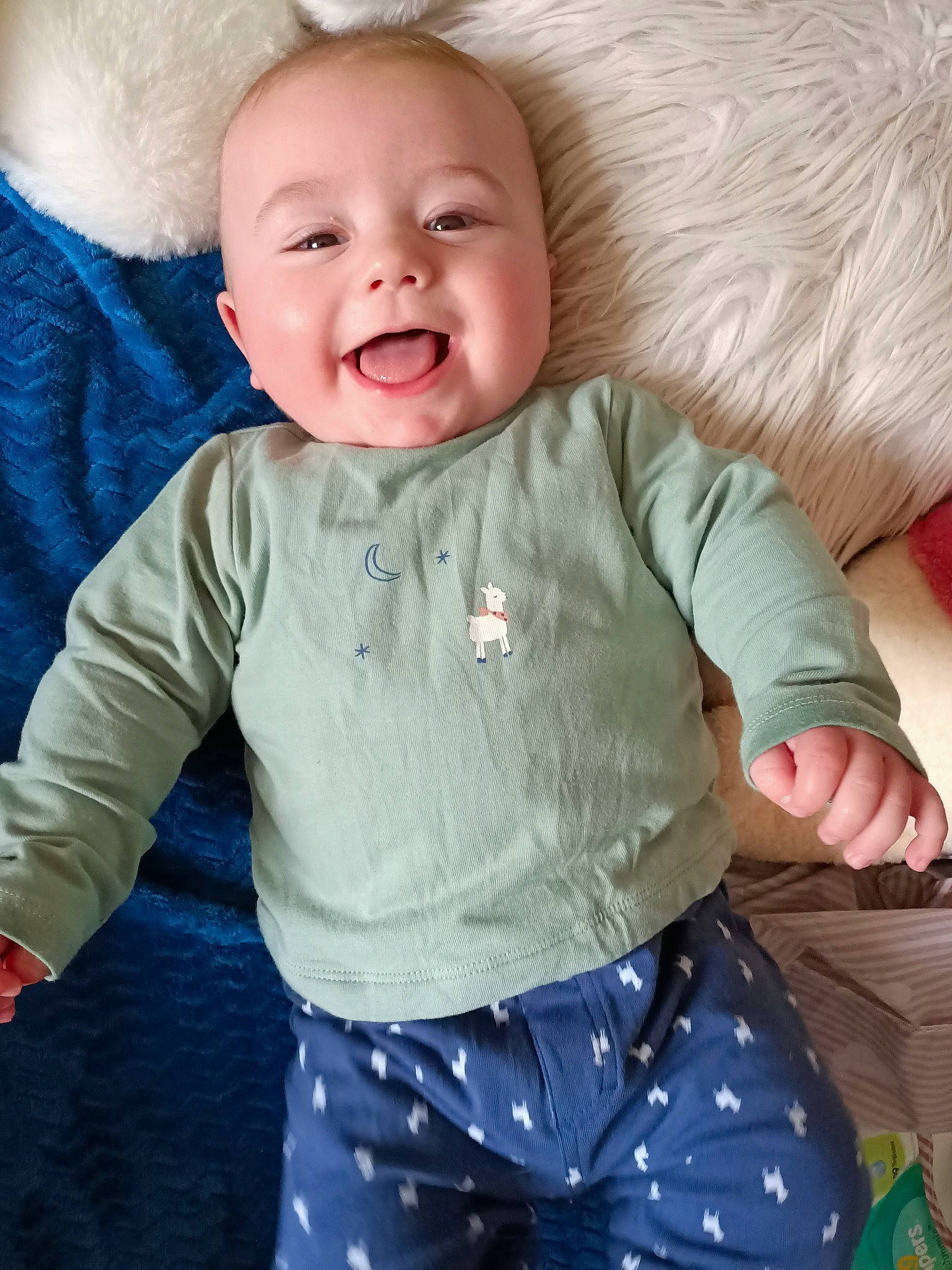 Léon participe au concours pour gagner de l'argent avec cette photo : arm, baby_toddler_clothing, blue, cheek, eye, face, facial_expression, happy, human, mouth, nose, organ, outerwear, person, photograph, product, skin, sleeve, smile, textile