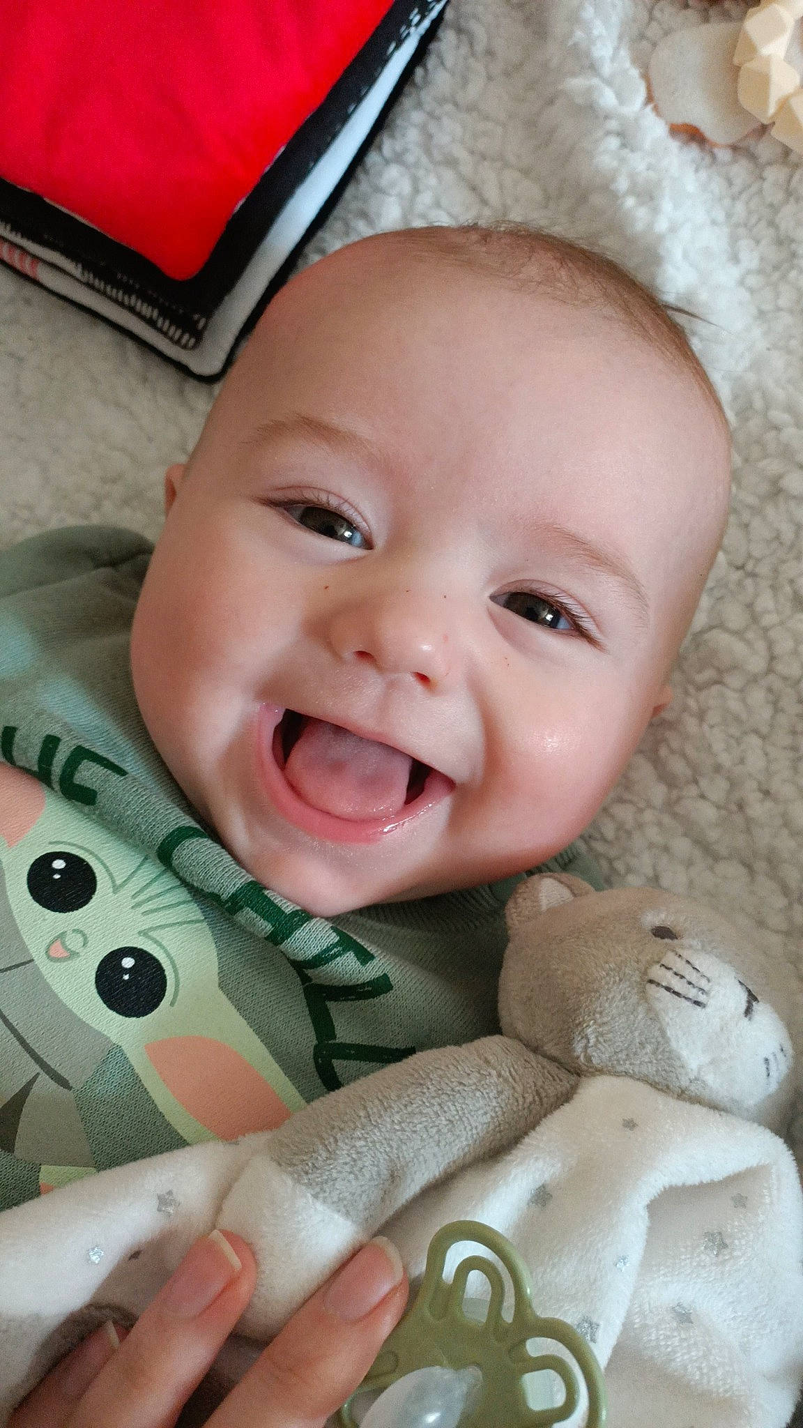 Léon a rejoint le concours — aidez-le/la à gagner de superbes lots ! baby, baby_toddler_clothing, cheek, chin, comfort, eye, eyebrow, facial_expression, gesture, happy, iris, lip, mouth, nose, person, pink, skin, smile, textile, toddler