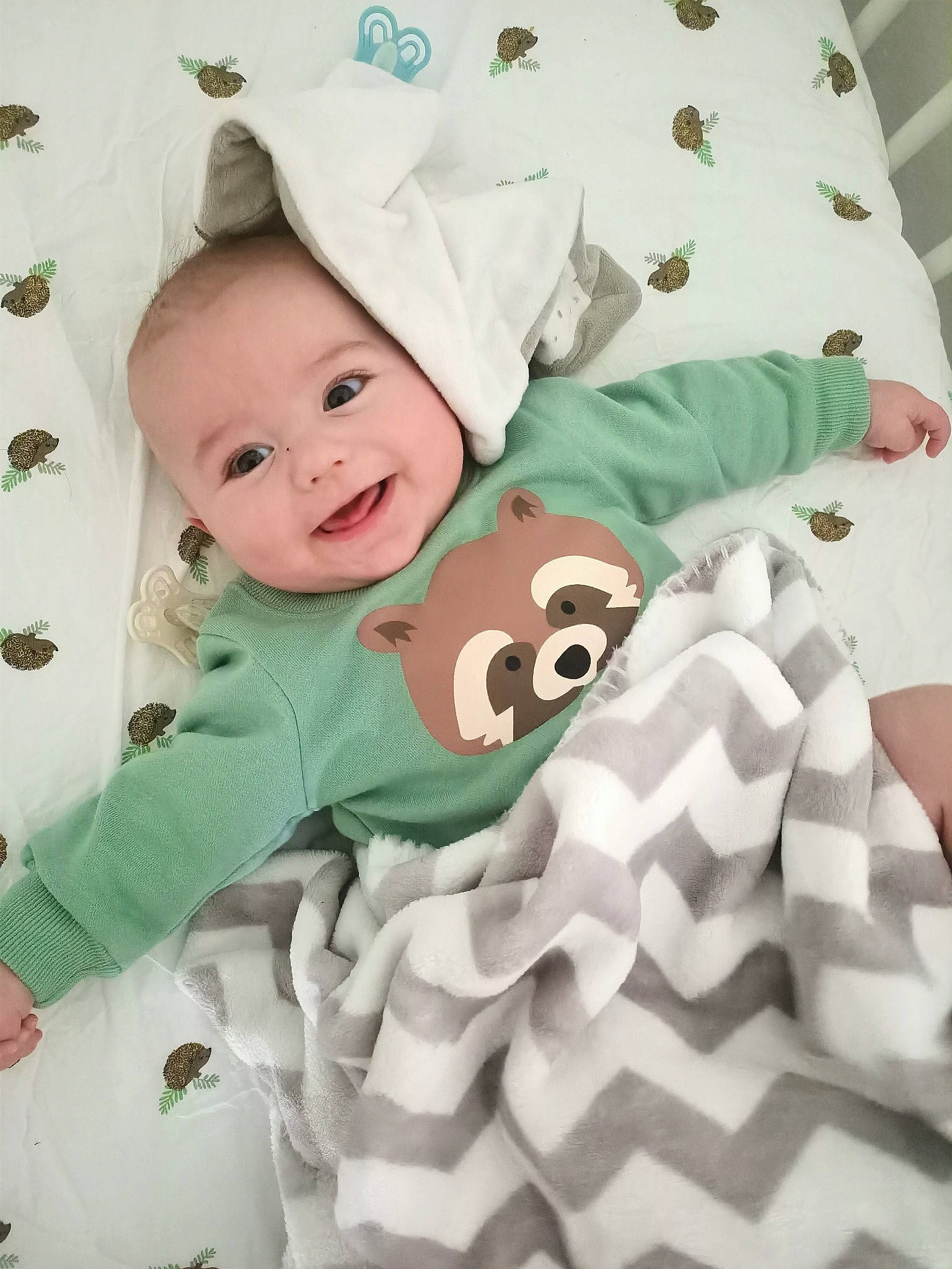 Léon a rejoint le concours — aidez-le/la à gagner de superbes lots ! baby, baby_laughing, baby_products, baby_safety, baby_toddler_clothing, bedding, cheek, child, comfort, happy, head, joy, linens, pattern, person, pink, room, sleeve, smile, textile