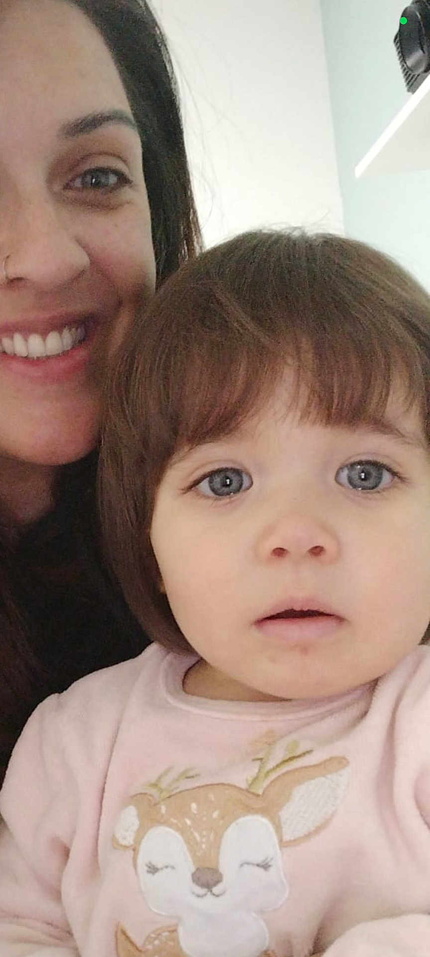 Danny participe au concours pour gagner de l'argent avec cette photo : blue_eyes, casual, child, childhood, close_up, clothing, cute, deer_print, face, family, hair, happy, indoor, person, pink_shirt, portrait, smile, toddler, woman, young_child