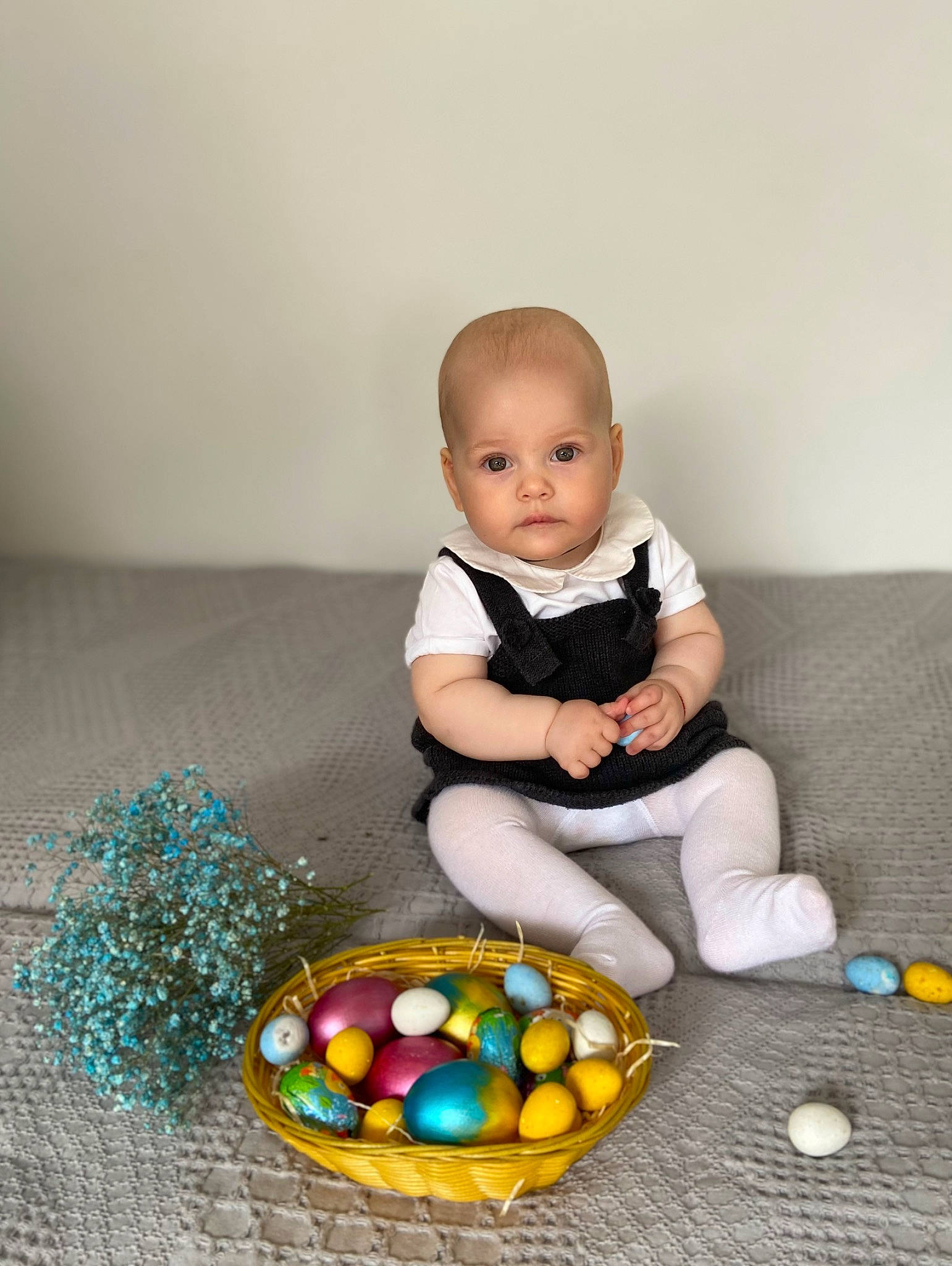 Zlata participe au concours pour gagner de l'argent avec cette photo : baby, baby_toddler_clothing, child, comfort, easter, easter_egg, egg, event, flooring, fun, happy, holiday, leisure, person, play, sitting, sweetness, t_shirt, toddler, wood