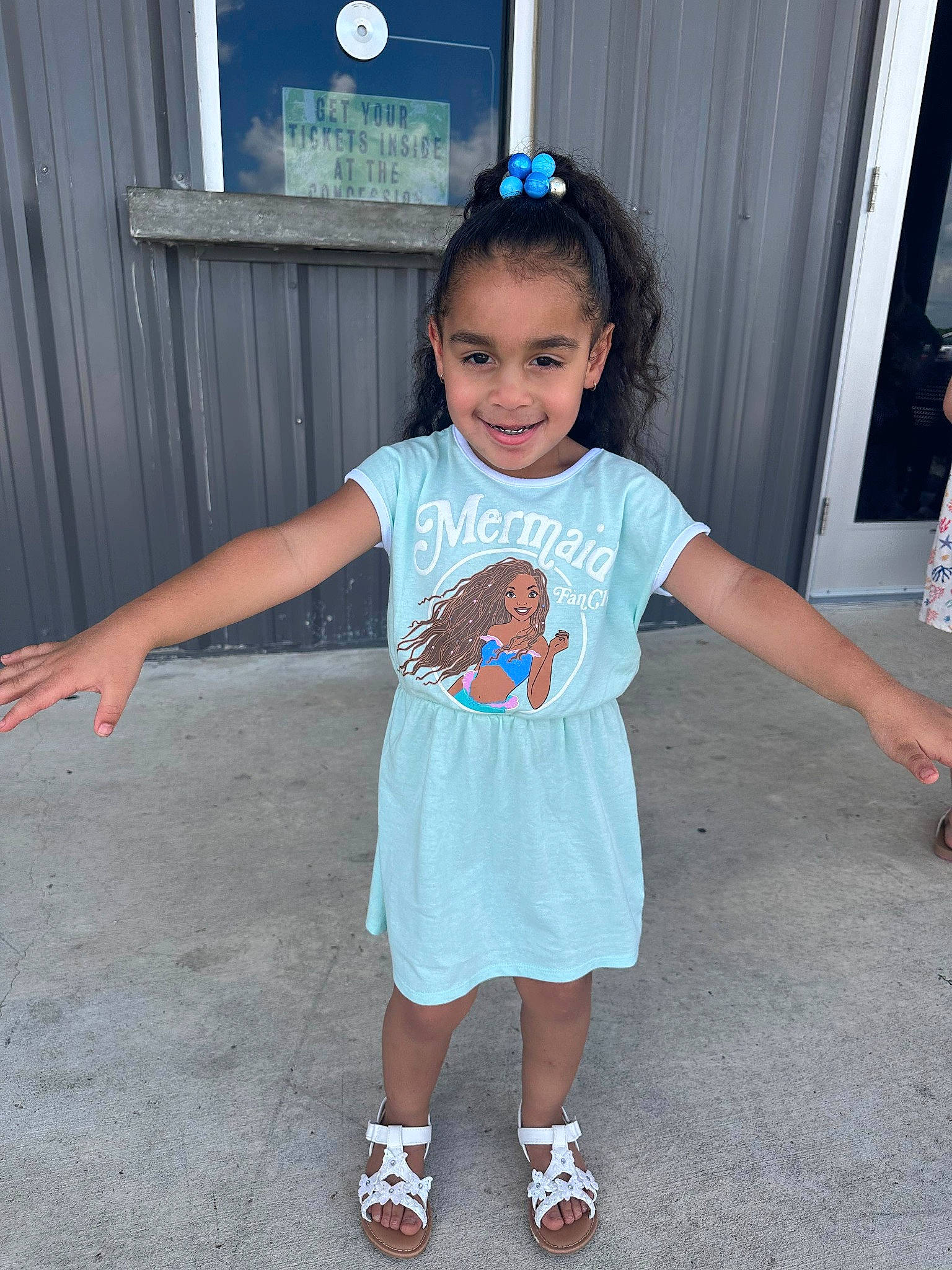 Anarii is registered to the contest to win money with this photo: baby_toddler_clothing, child, cool, curtain, electric_blue, event, fun, happy, human_leg, joint, joy, leisure, magenta, pattern, person, shoulder, sleeve, smile, t_shirt, toddler