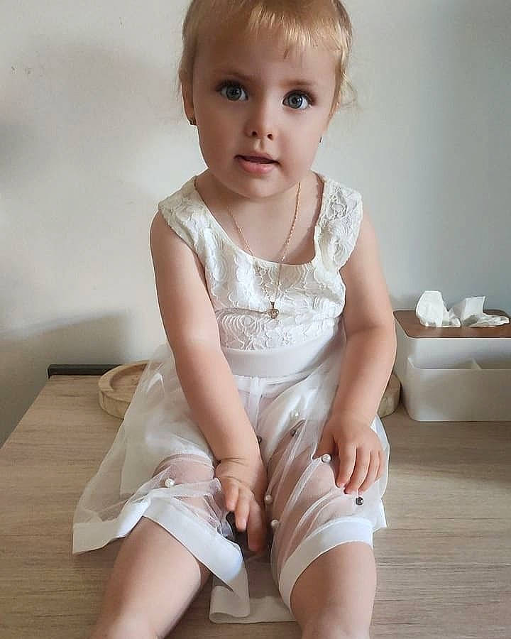 April participe au concours pour gagner de l'argent avec cette photo : baby, baby_toddler_clothing, cheek, comfort, face, finger, flooring, head, human_body, human_leg, joint, knee, leg, neck, person, skin, sleeve, thigh, toddler, waist