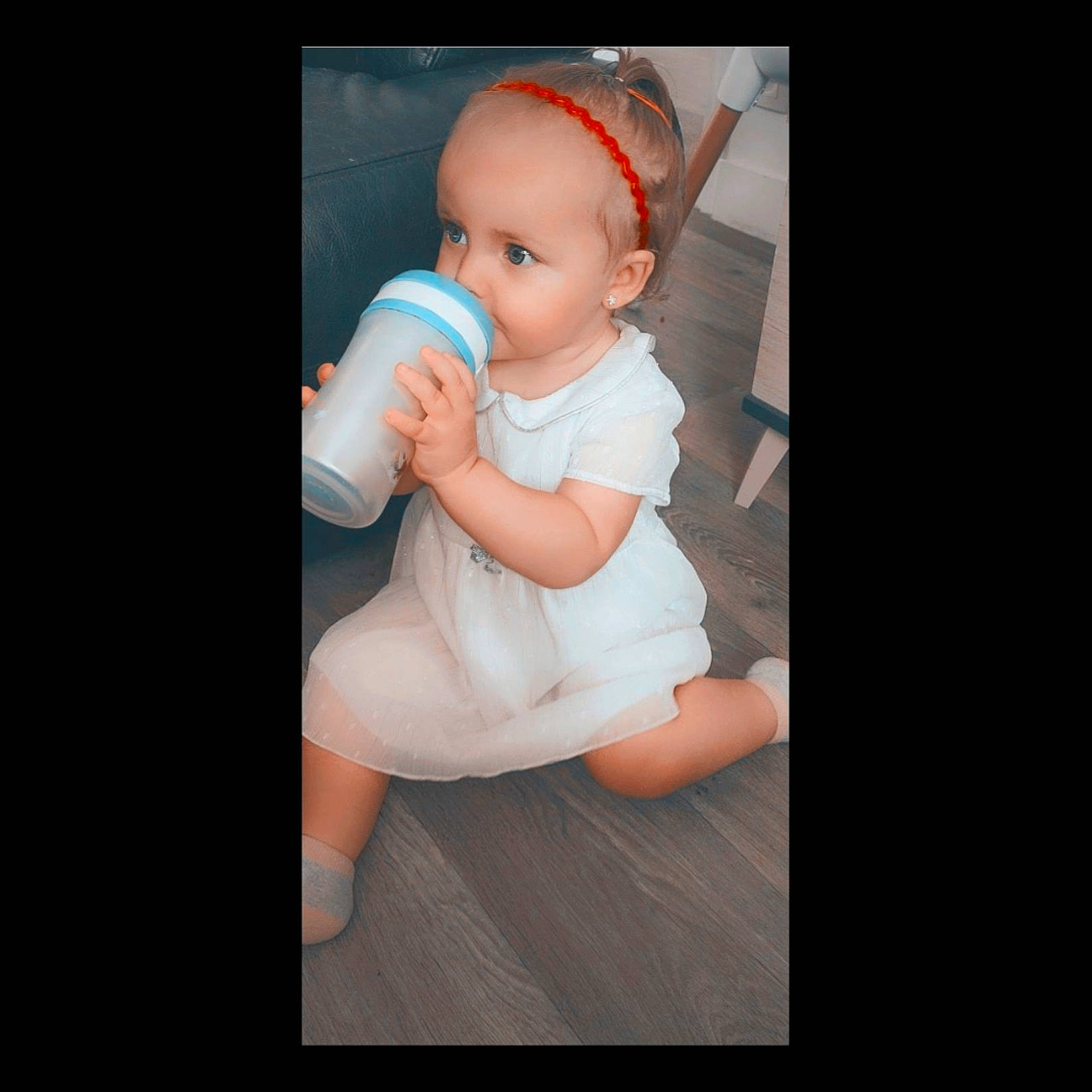 April a rejoint le concours — aidez-le/la à gagner de superbes lots ! baby, baby_products, baby_toddler_clothing, cheek, child, comfort, flash_photography, flesh, foot, gesture, human_leg, knee, nail, peach, person, sitting, sleeve, thigh, thumb, toddler