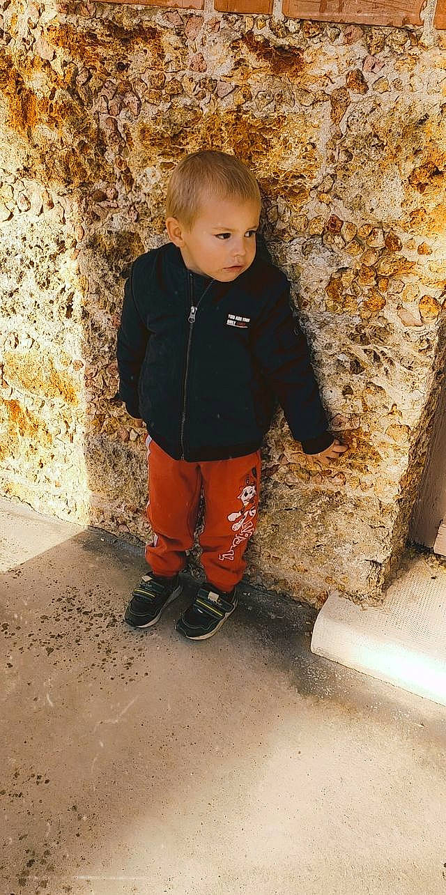 Dyclan a rejoint le concours — aidez-le/la à gagner de superbes lots ! baby, baby_toddler_clothing, boot, brick, child, concrete, eye, flooring, fun, happy, leg, outerwear, people_in_nature, person, sitting, sleeve, soil, t_shirt, toddler, trunk